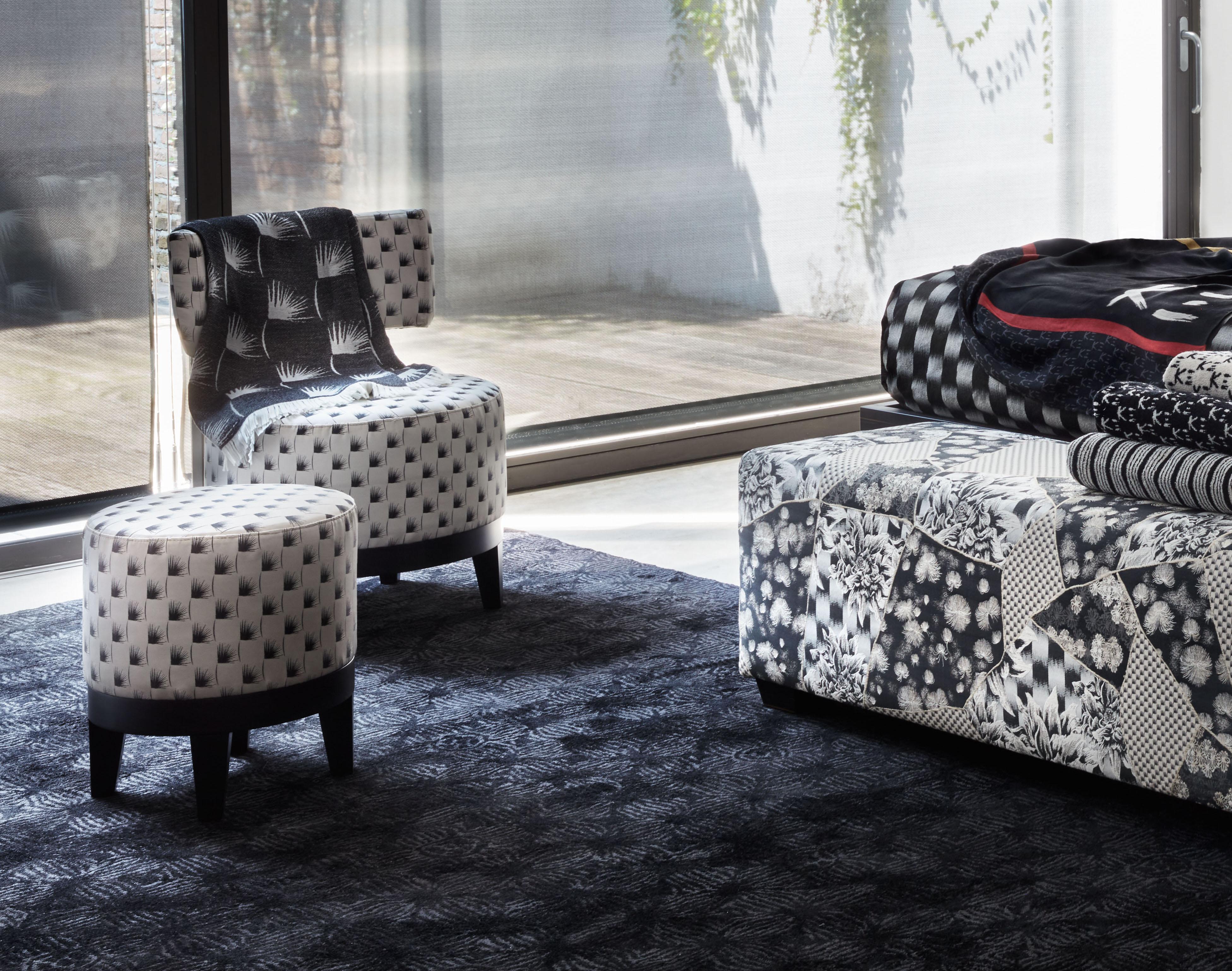 Este puf excepcionalmente suave y cómodo está tapizado en la tela de doble cara Kaede, que presenta un dinámico estampado en blanco y negro con motivos de plumas. Es el compañero perfecto del Sillón Charles K, del mismo diseñador, y ofrece una