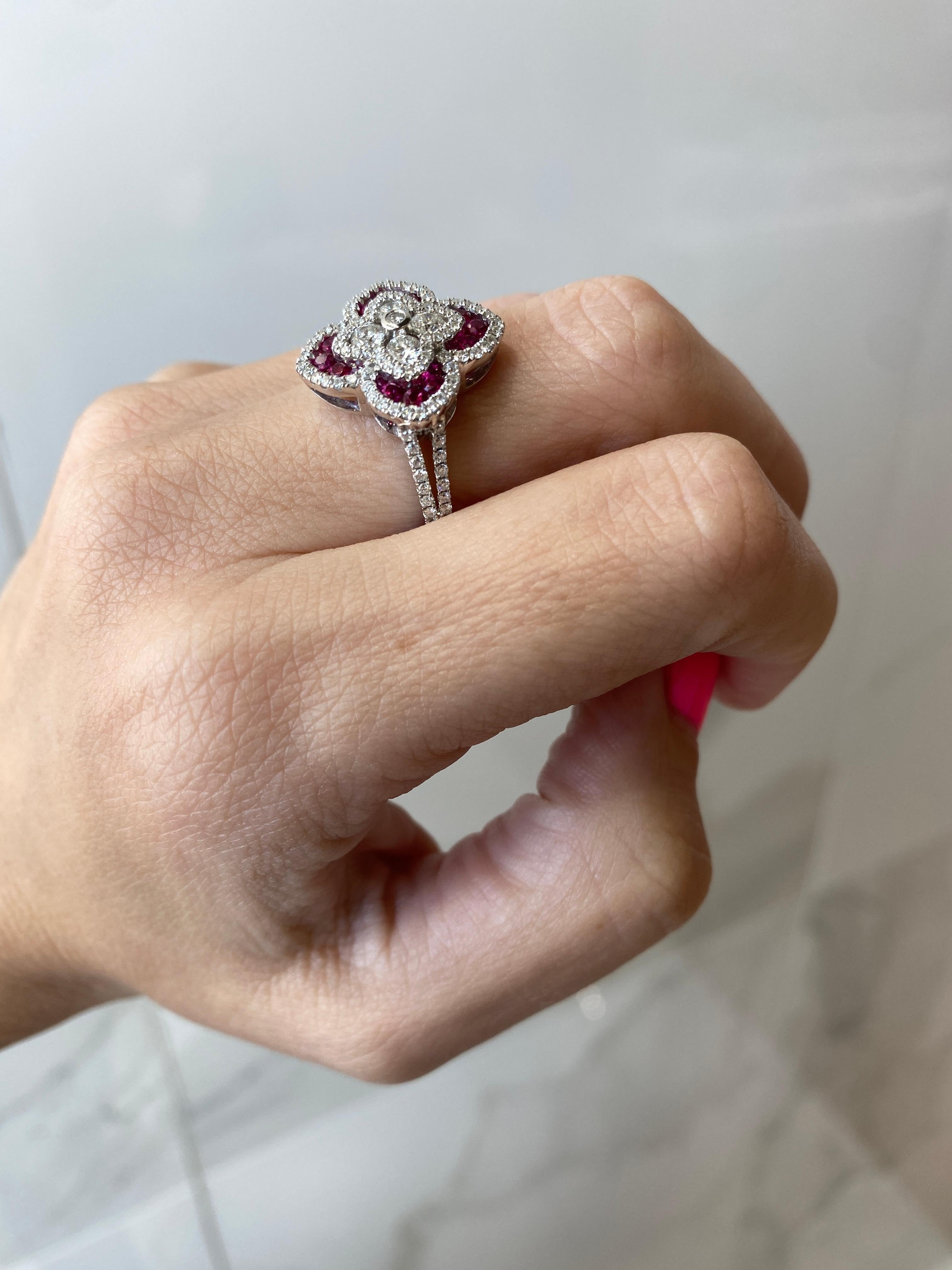 Charles Krypell, bague fleur royale en diamant rond 1,03 carat et rubis rond 0,56 carat en vente 7