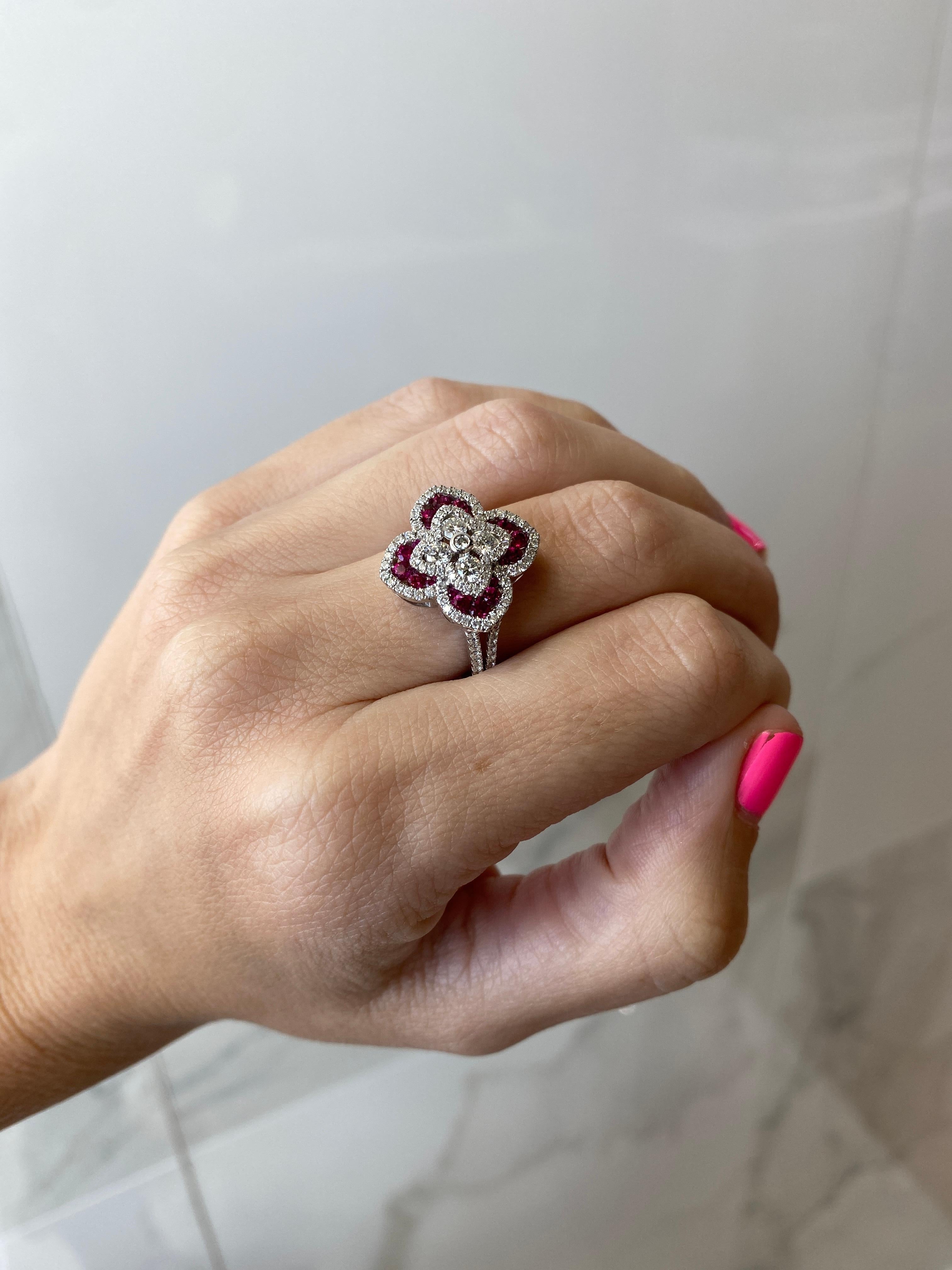 Charles Krypell, bague fleur royale en diamant rond 1,03 carat et rubis rond 0,56 carat en vente 2