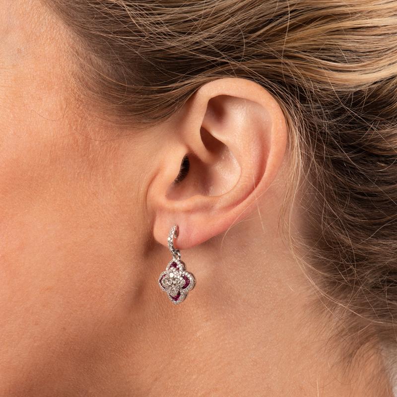 Ces magnifiques boucles d'oreilles Charles Krypell comportent des diamants ronds d'un poids total de 1,16 carat, rehaussés de rubis d'un poids total de 0,47 carat, le tout en or blanc 18 carats. Poteau à friction avec dos beurré. PDSF 7 690
État :