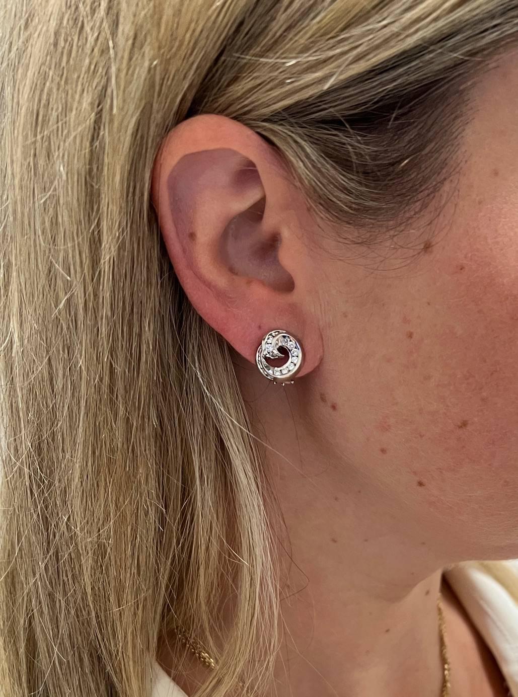 Charles Krypell 18 Karat Weißgold Naturdiamanten Wirbel-Ohrringe im Zustand „Hervorragend“ im Angebot in  Baltimore, MD