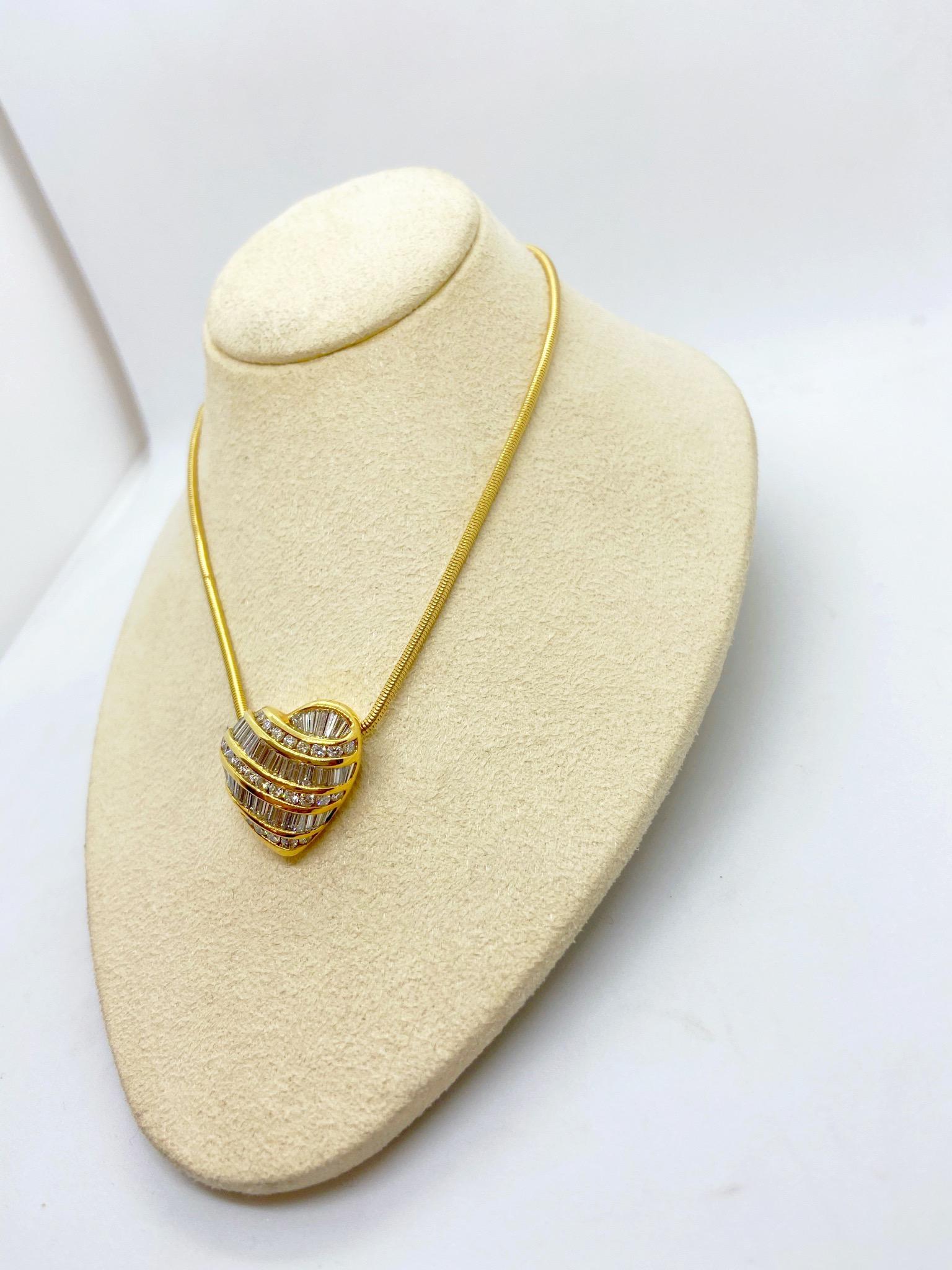 Taille baguette Charles Krypell Pendentif en forme de cœur en or jaune 18 carats et diamants de 2,21 carats en vente