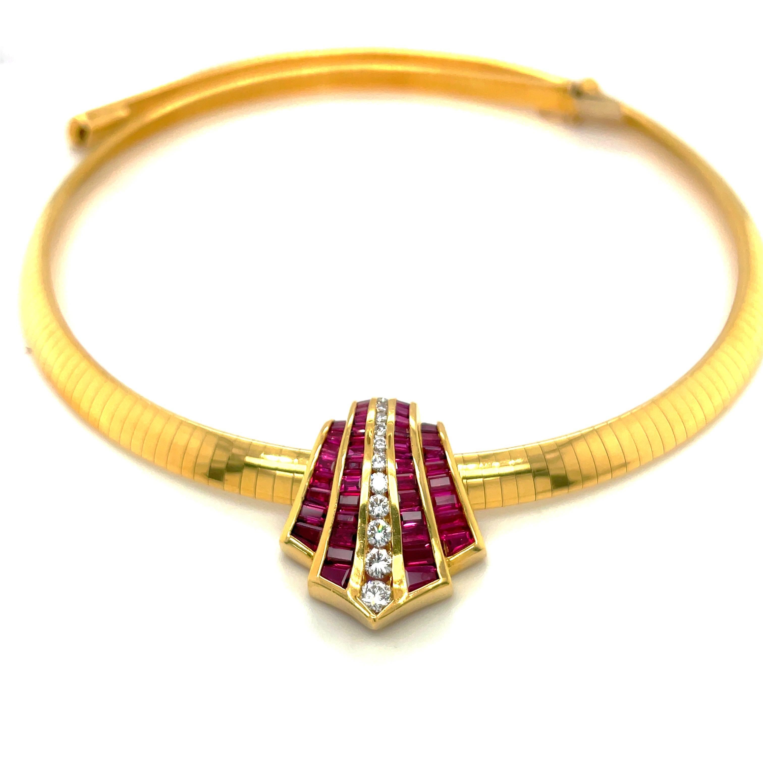 Design/One, joailliers depuis 1976. Ce collier pendentif est un parfait exemple d'artisanat d'art, avec des rubis taille baguette et des diamants ronds de taille brillant sertis de manière invisible. Les 4 sections de rubis et la rangée unique de