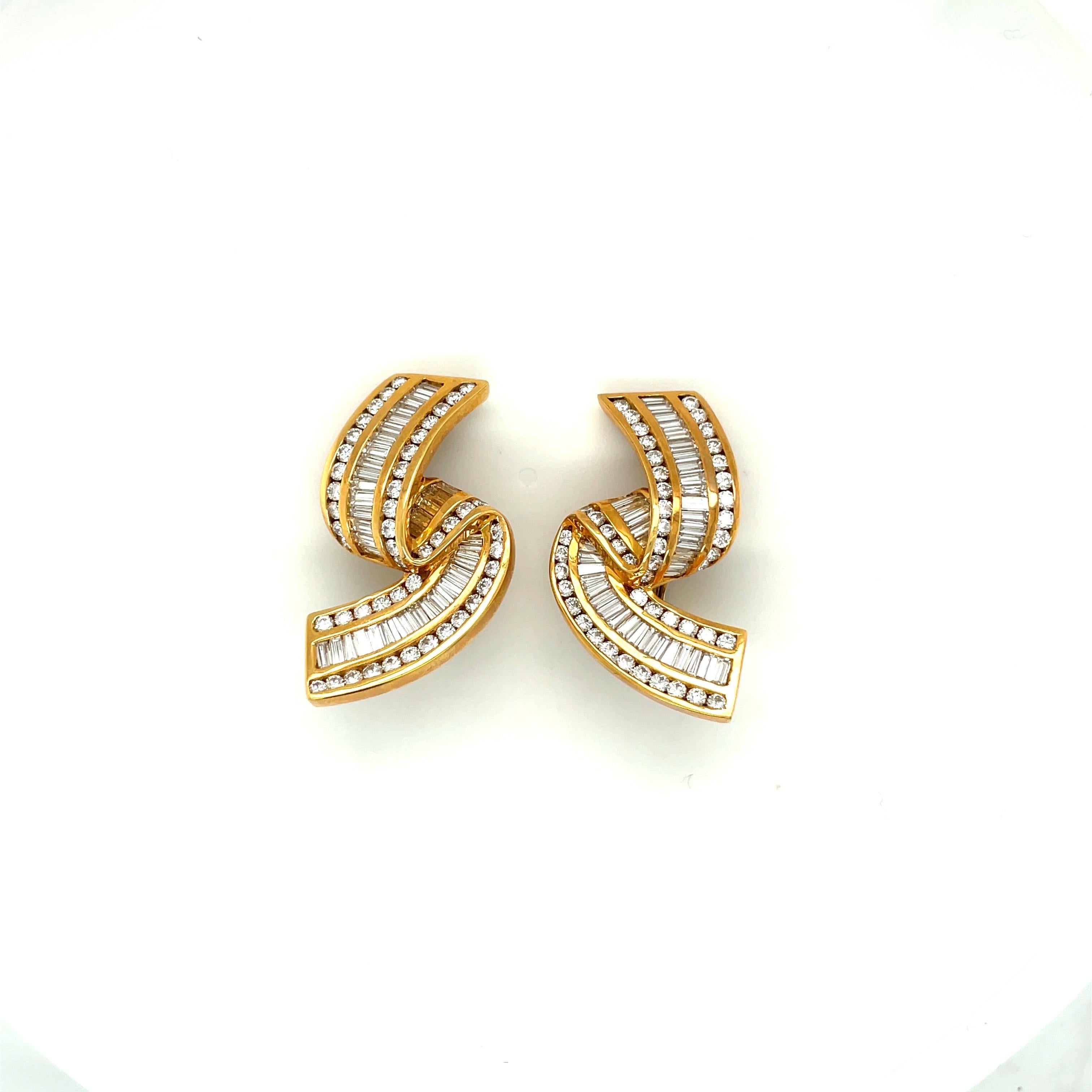 Rétro Charles Krypell Boucles d'oreilles en or jaune 18 carats avec ruban de diamants ronds et baguettes de 6,94 carats en vente
