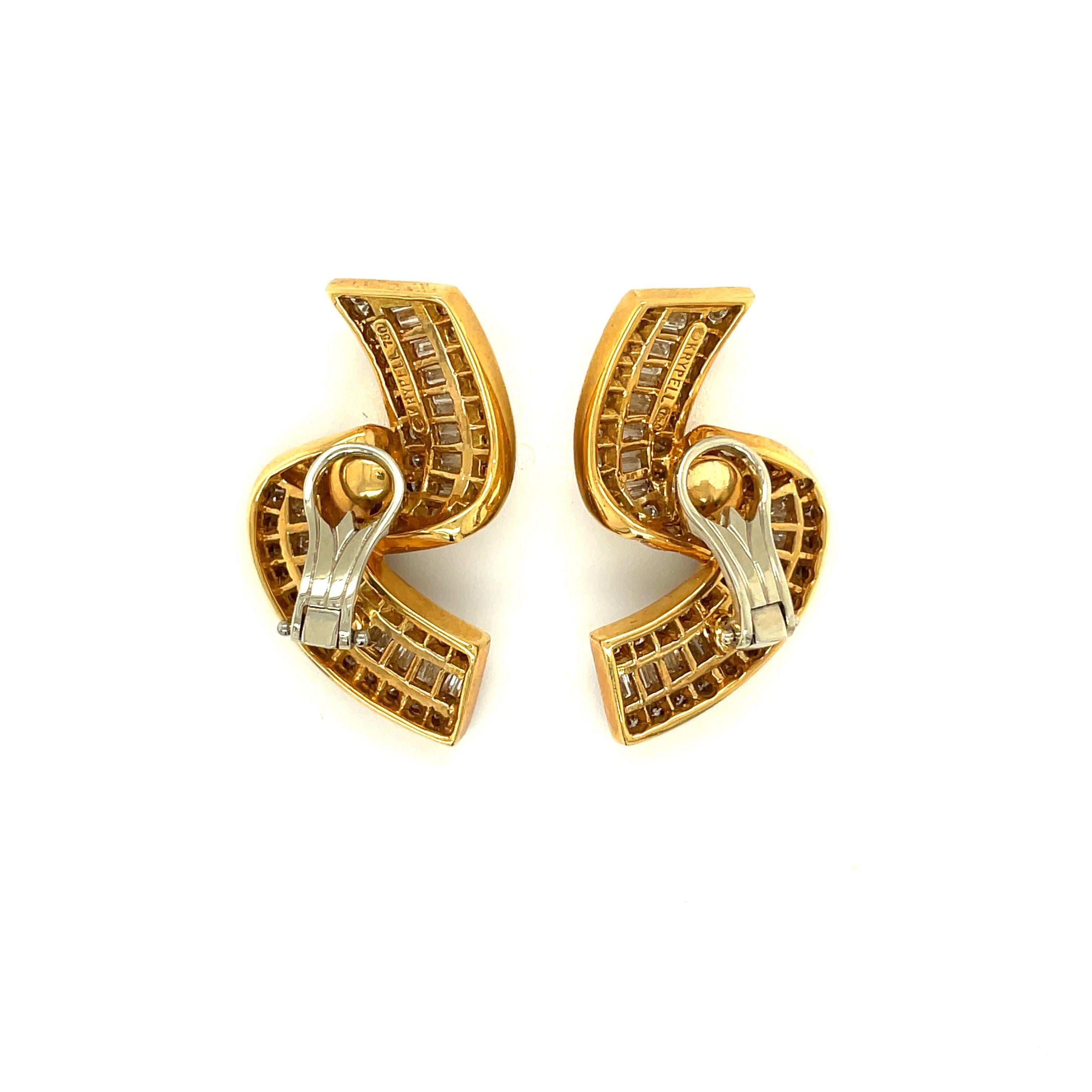 Taille ronde Charles Krypell Boucles d'oreilles en or jaune 18 carats avec ruban de diamants ronds et baguettes de 6,94 carats en vente