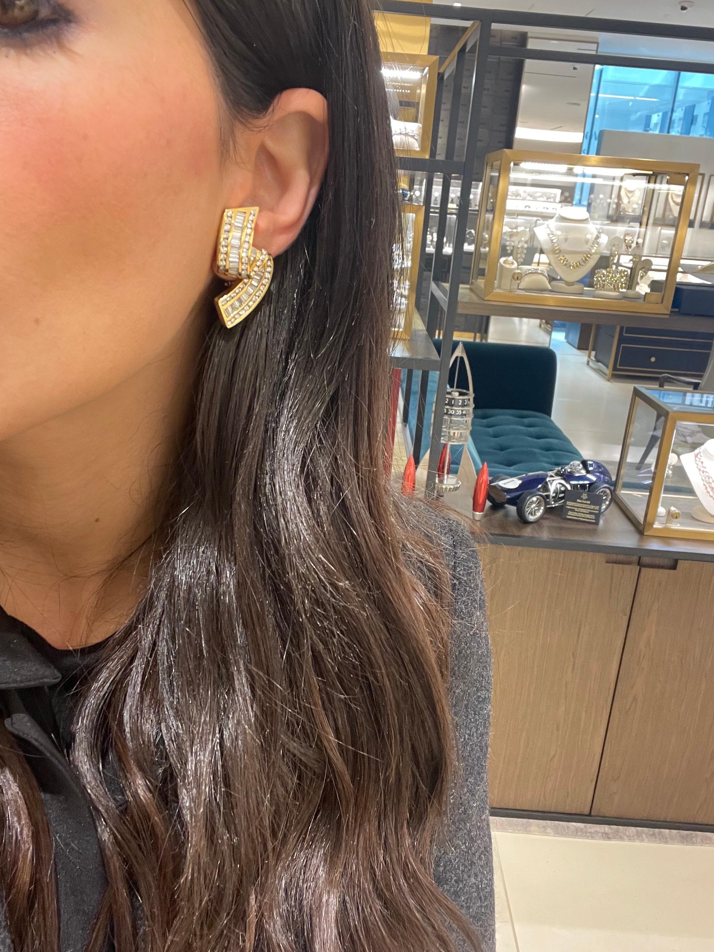 Charles Krypell Boucles d'oreilles en or jaune 18 carats avec ruban de diamants ronds et baguettes de 6,94 carats en vente 1