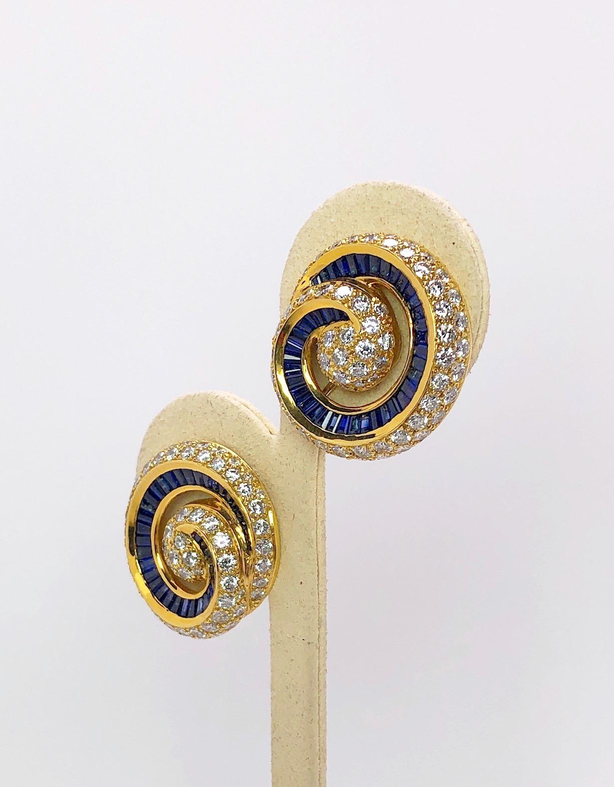 Taille navette Charles Krypell Boucles d'oreilles Nautilus en or jaune 18 carats avec diamants et saphirs bleus en vente