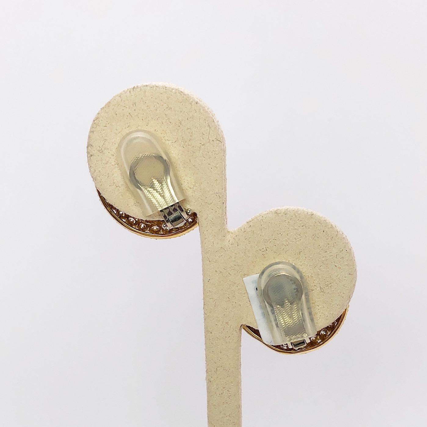 Charles Krypell Boucles d'oreilles Nautilus en or jaune 18 carats avec diamants et saphirs bleus Unisexe en vente