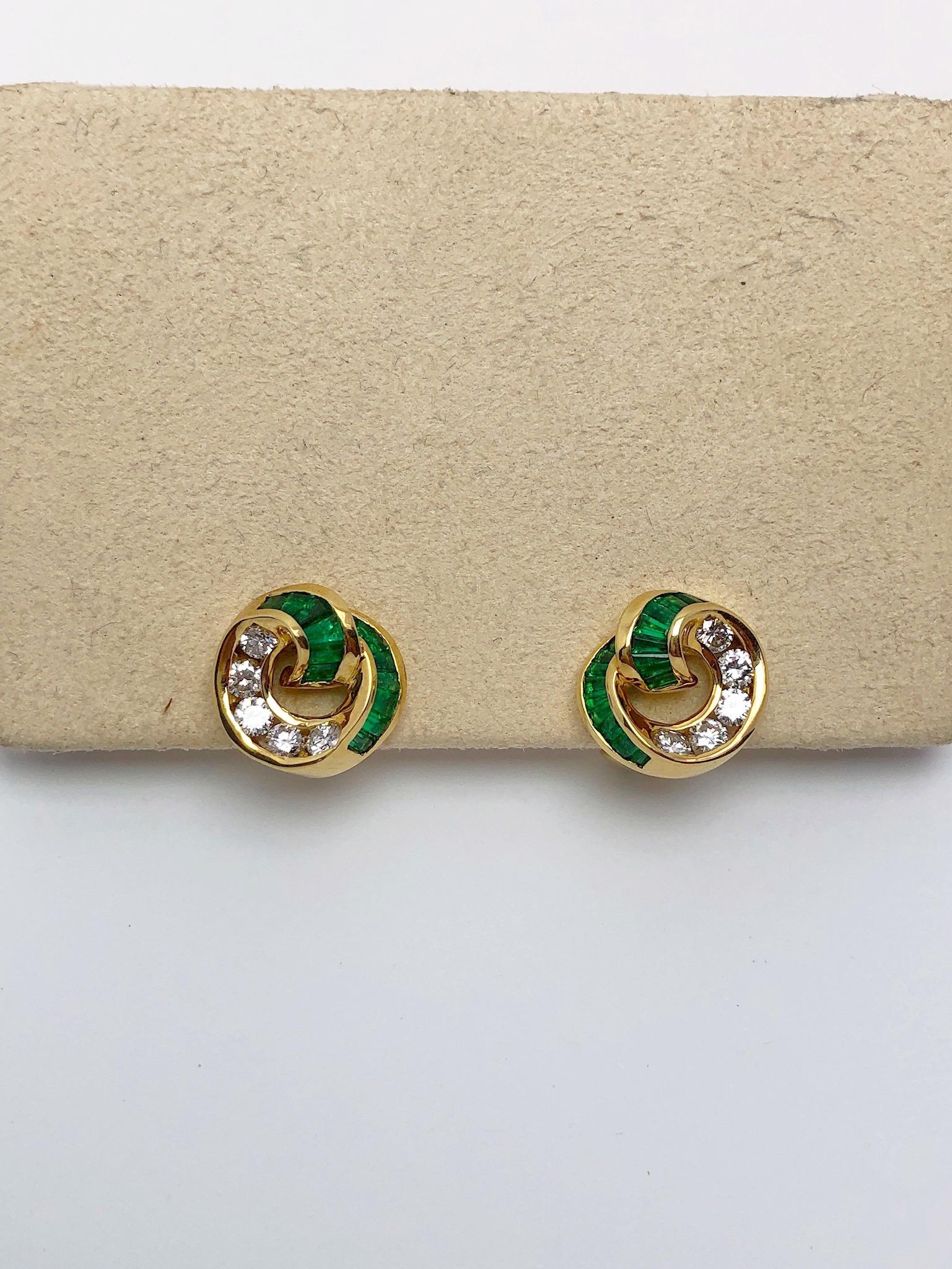 Charles Krypell Ohrringe aus 18KT Gelbgold mit 1,01 Karat Smaragde & 0,68 Karat Diamanten (Baguetteschliff) im Angebot