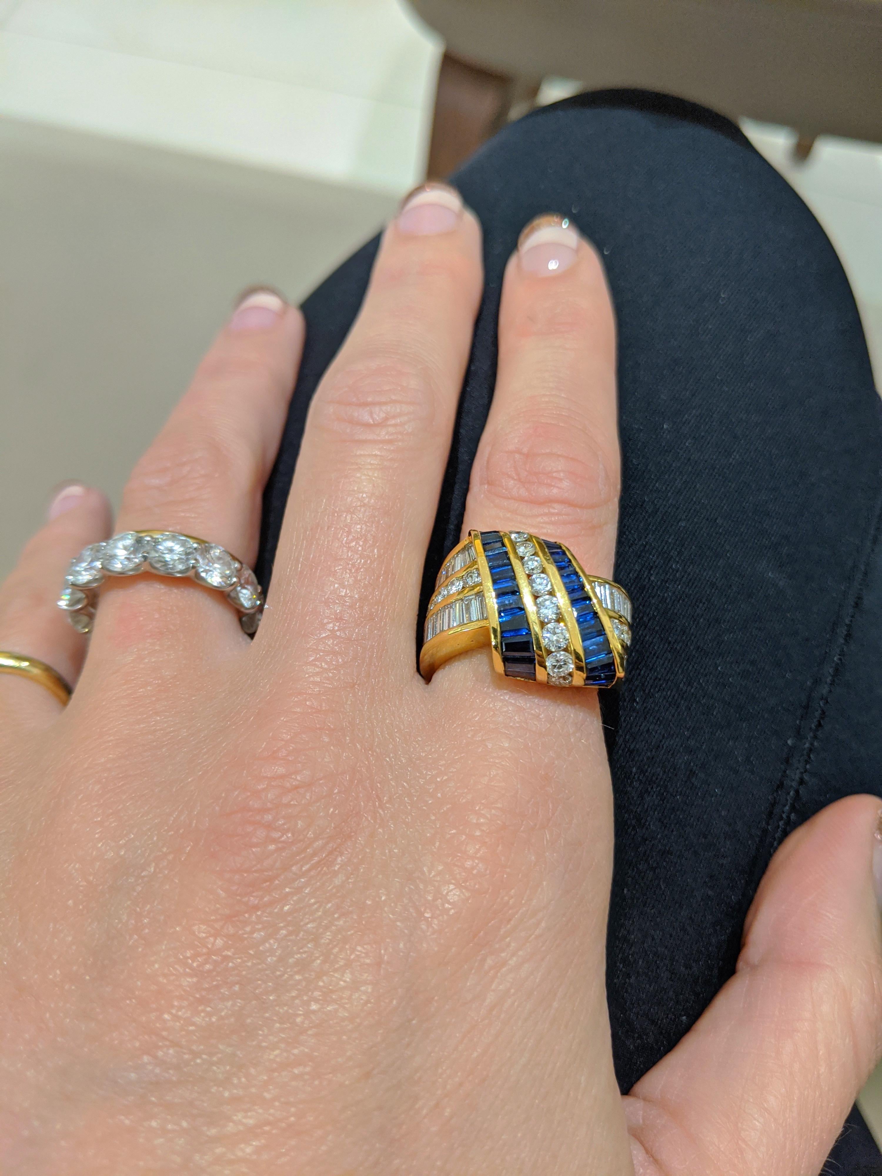 Conçue par Charles Krypell , cette bague en or jaune 18 carats avec diamants et saphirs bleus est le parfait exemple du style iconique de cette marque. Il est surtout connu pour l'appariement des pierres de couleur les plus fines et calibrées. Dans