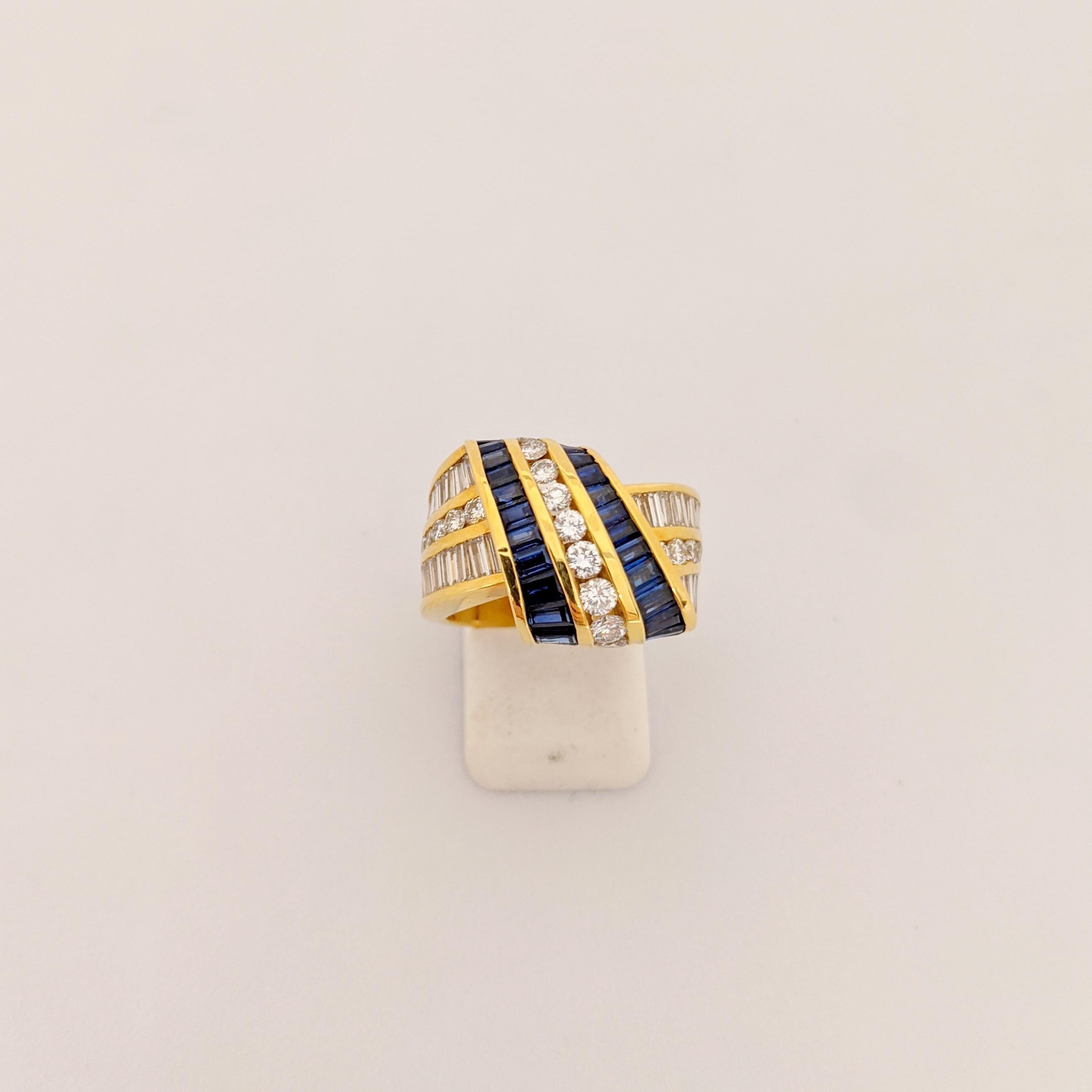 Contemporain Charles Krypell Bague ruban en or 18 carats avec saphirs bleus et diamants en vente