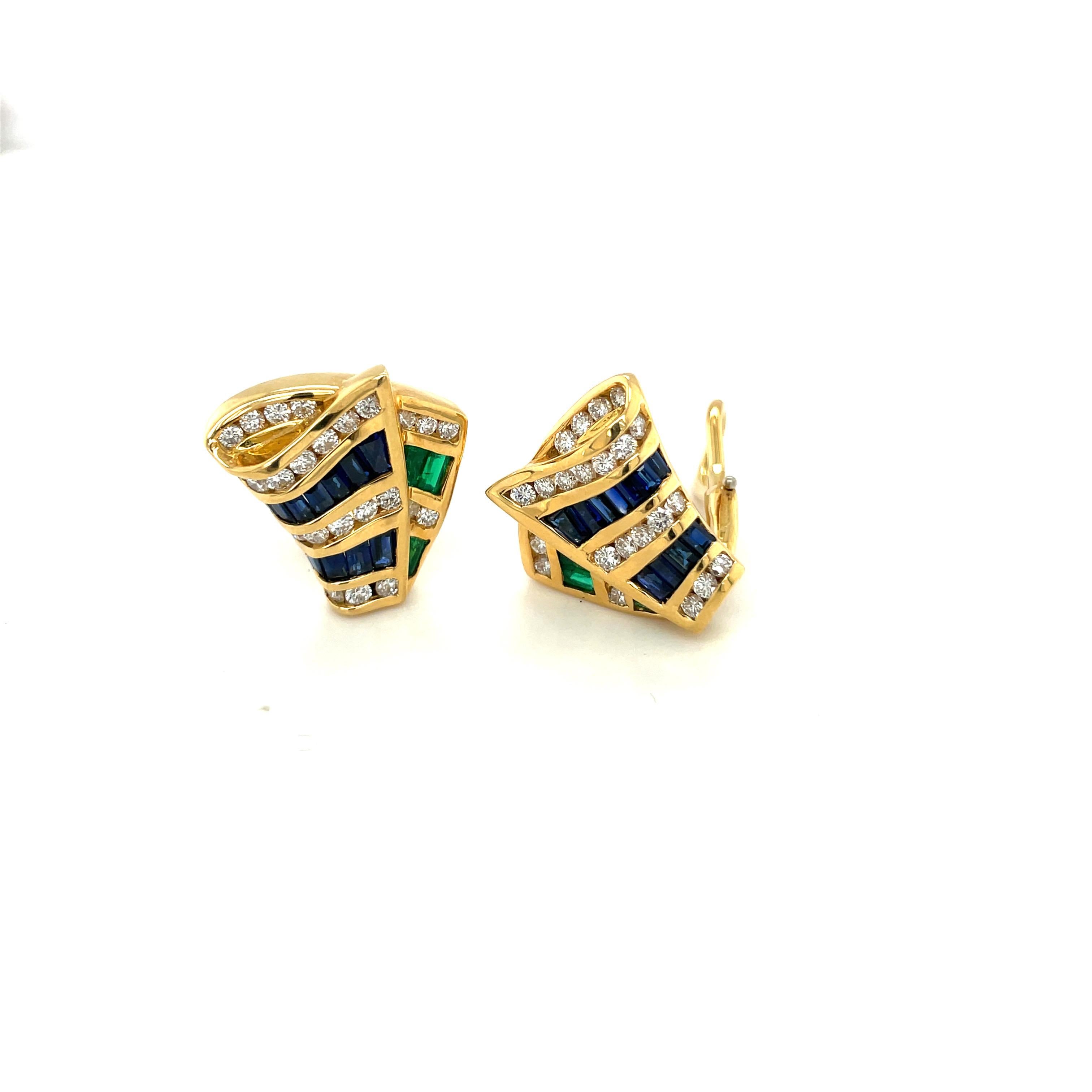 Rétro Charles Krypell, boucles d'oreilles ruban 18 carats YG avec diamants, émeraudes et saphirs bleus en vente