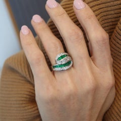 Bague cocktailHARLES KRYPELL en platine avec 3,60 carats de diamants et émeraudes