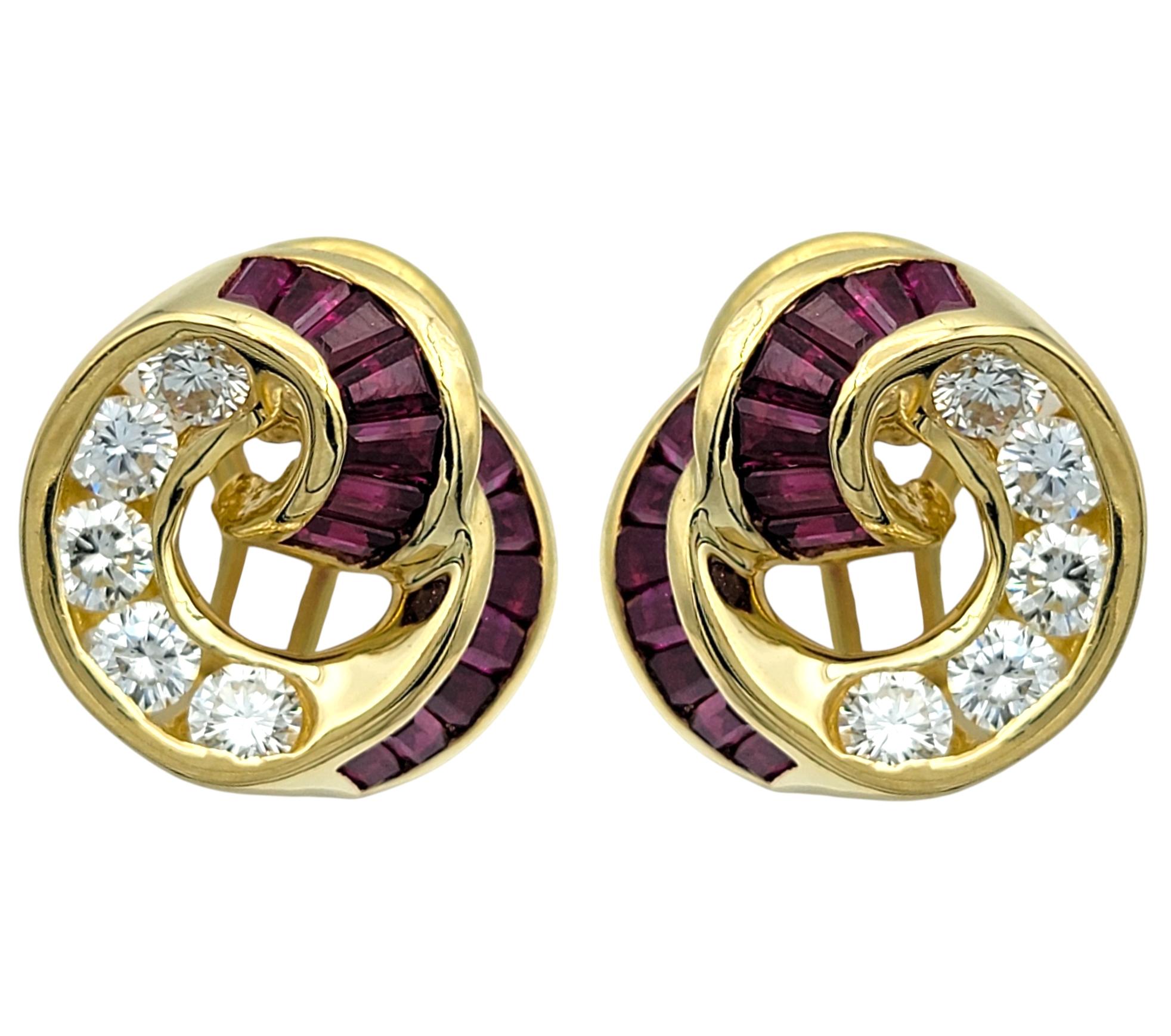 Eleva il tuo stile con queste splendide scarpe con motivo a volute di Charles Krypell.  orecchini a perno, un mix perfetto di design audace e lussuosa eleganza. Realizzati in oro giallo 18 carati, questi squisiti orecchini presentano un'accattivante