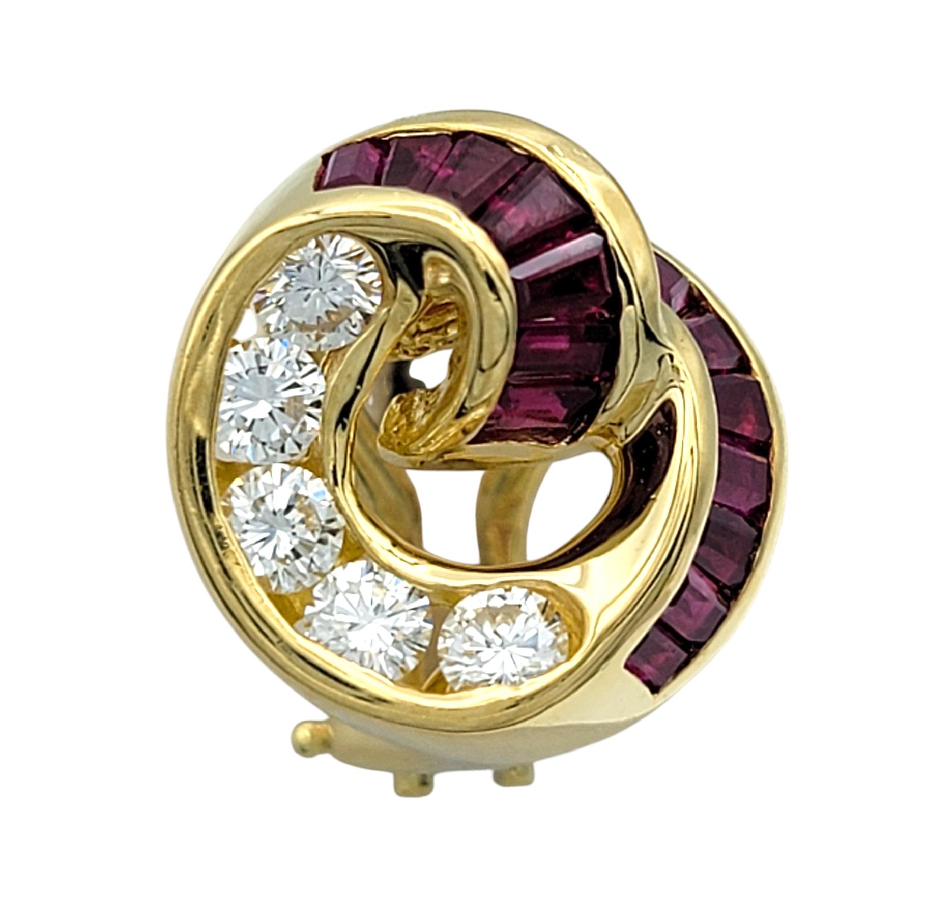 Contemporaneo Charles Krypell - Orecchino con diamante e rubino a spirale Omega Back in oro 18 carati in vendita