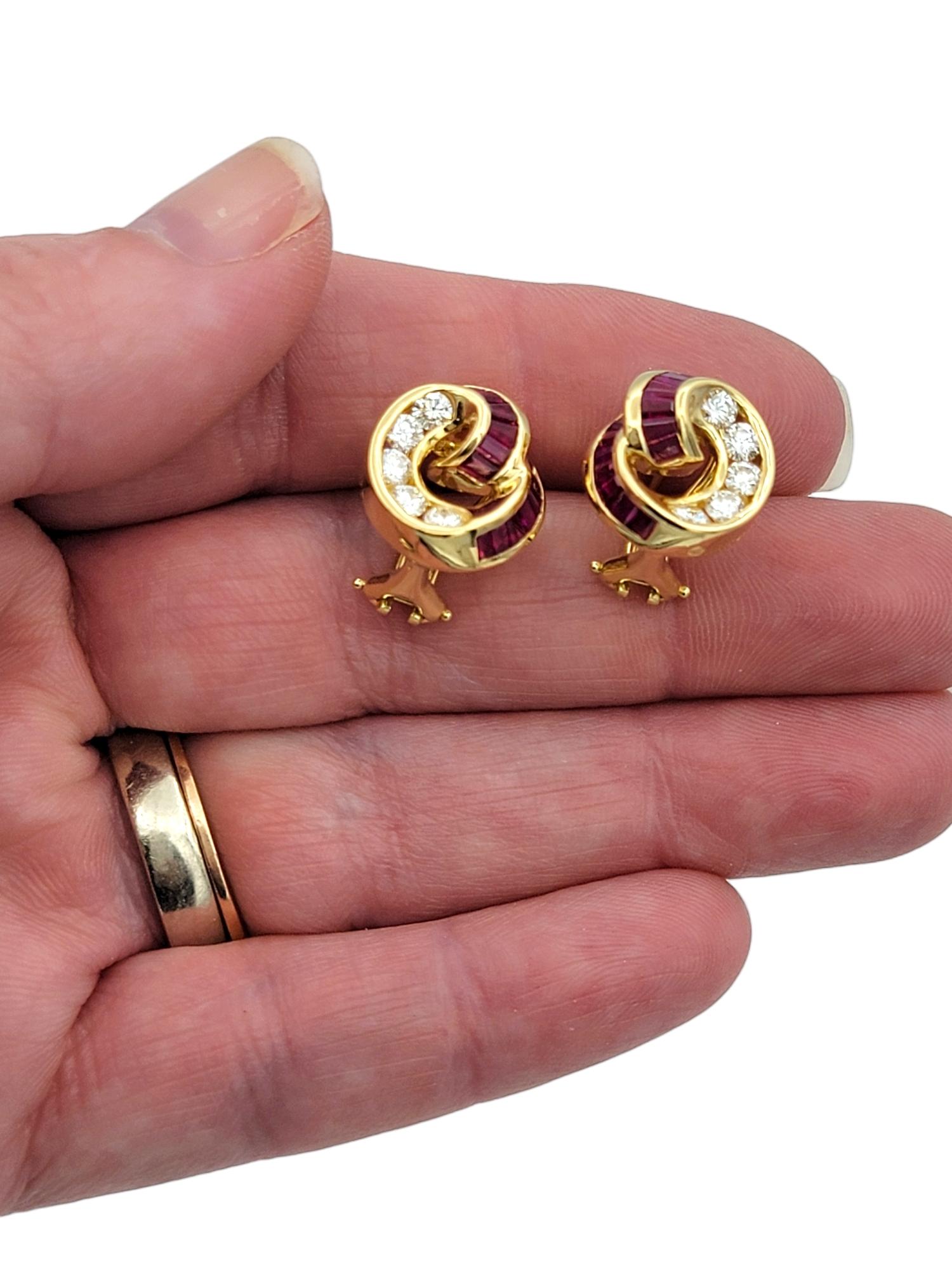 Charles Krypell - Orecchino con diamante e rubino a spirale Omega Back in oro 18 carati in vendita 1