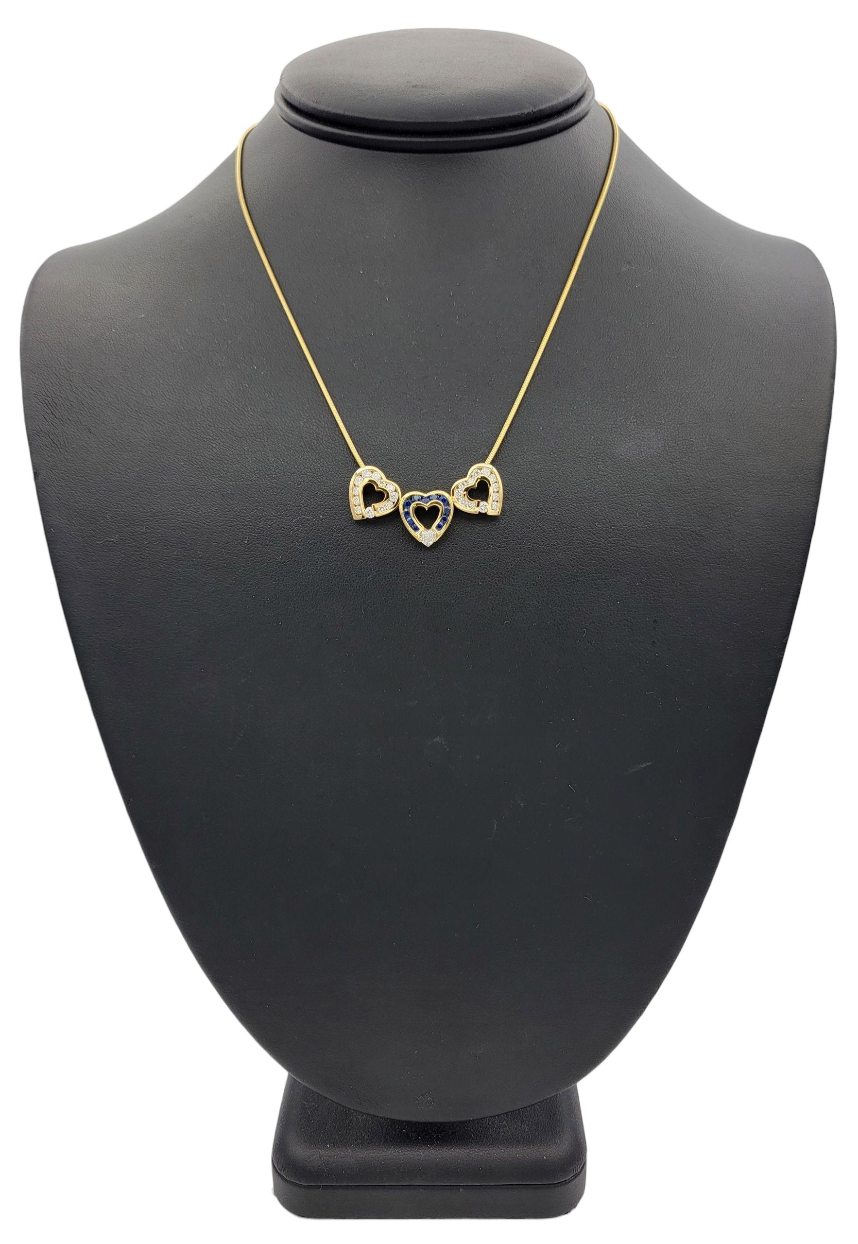 Charles Krypell - Collier triple cœur en or 18 carats avec diamants et saphir bleu en vente 4