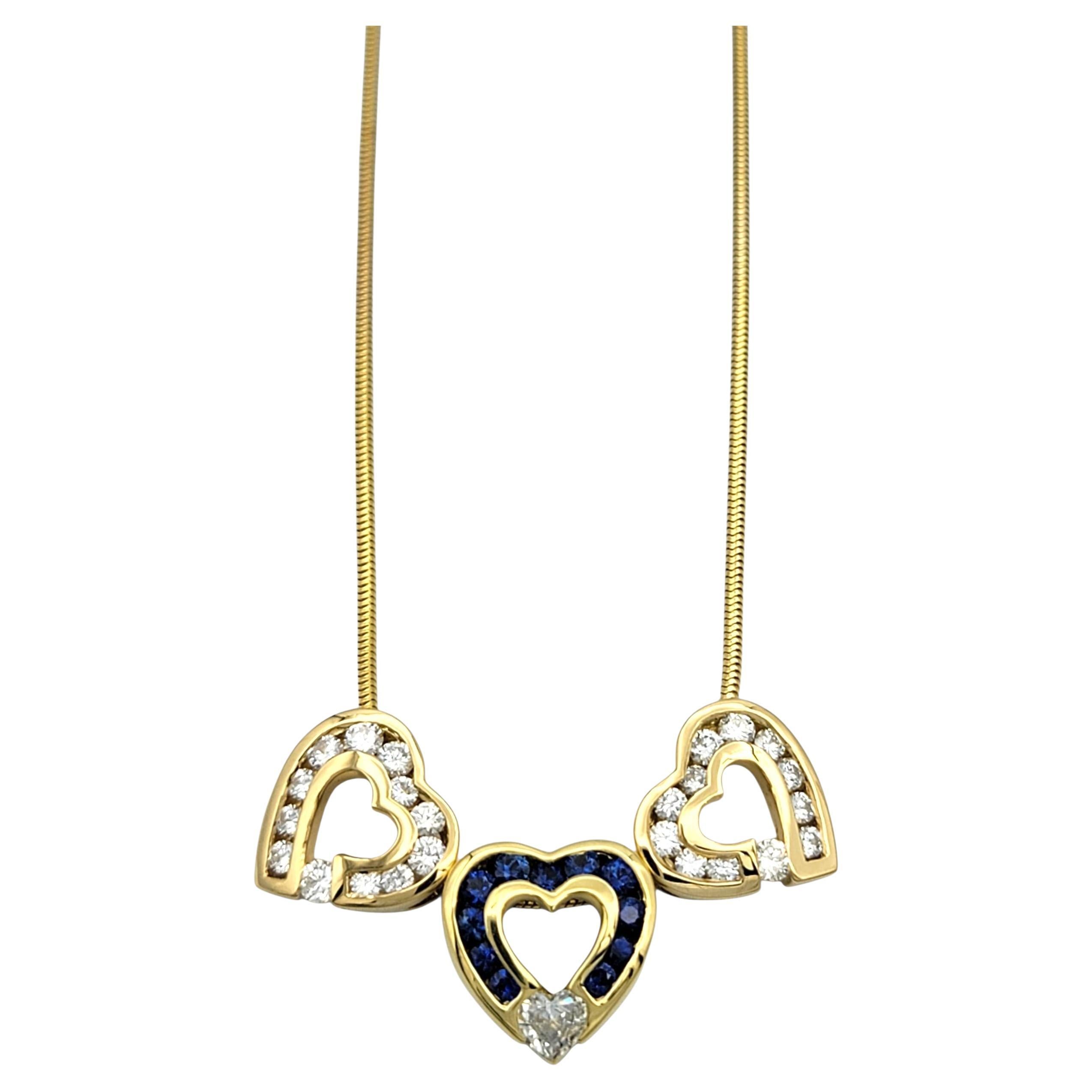 Ce collier exquis de Charles Krypell capture le romantisme et l'art dans un design intemporel. Réalisé en or jaune 18 carats, il présente un trio de pendentifs en forme de cœur imbriqués, chacun magnifiquement rehaussé de diamants étincelants et de