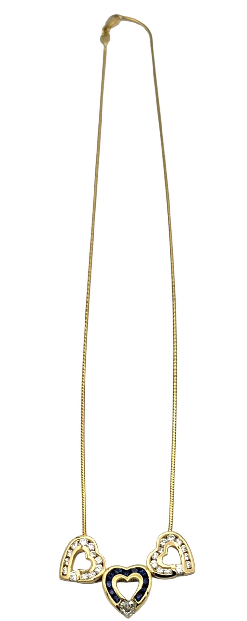 Taille cœur Charles Krypell - Collier triple cœur en or 18 carats avec diamants et saphir bleu en vente