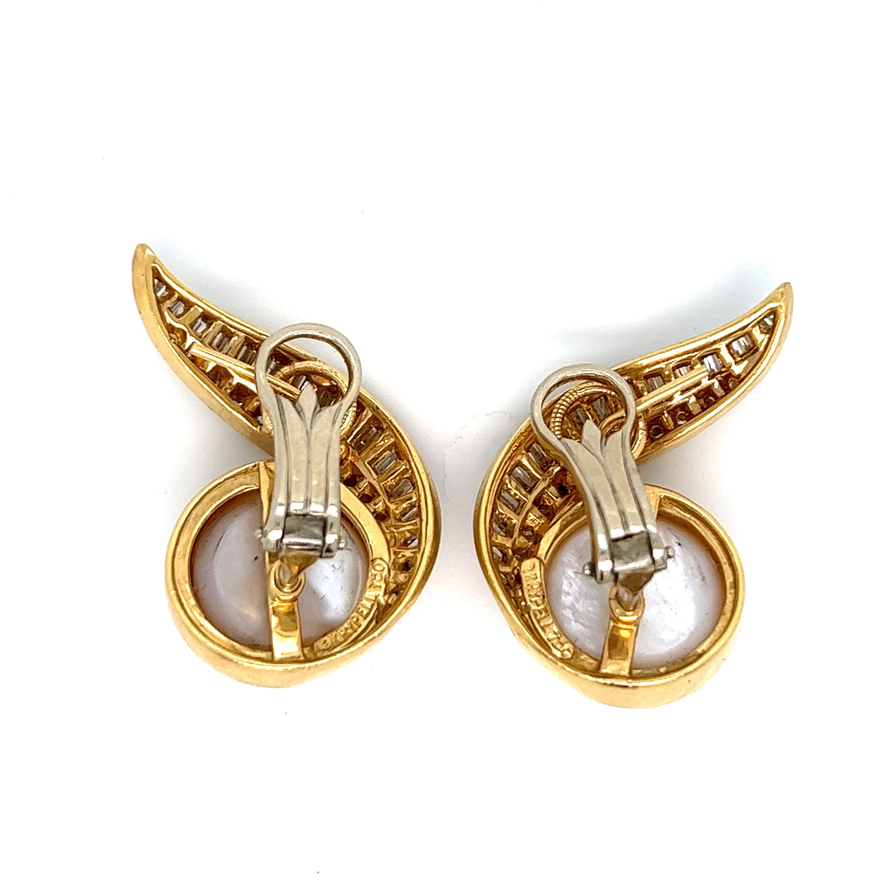 Charles Krypell 18 karat yellow gold ear clips, marked Krypell / 750

Mabé pearls 14 mm, baguette and round-cut diamonds of approximately 4.50 carats

Dimensions: width 1 inch, length 1.13 inch
Total weight: 25.6 grams 