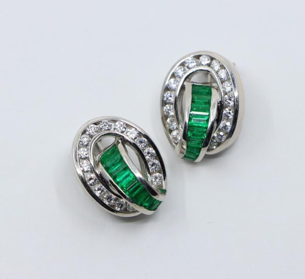 Charles Krypell Platin-Ohrringe mit Diamanten und Smaragden für Damen oder Herren im Angebot