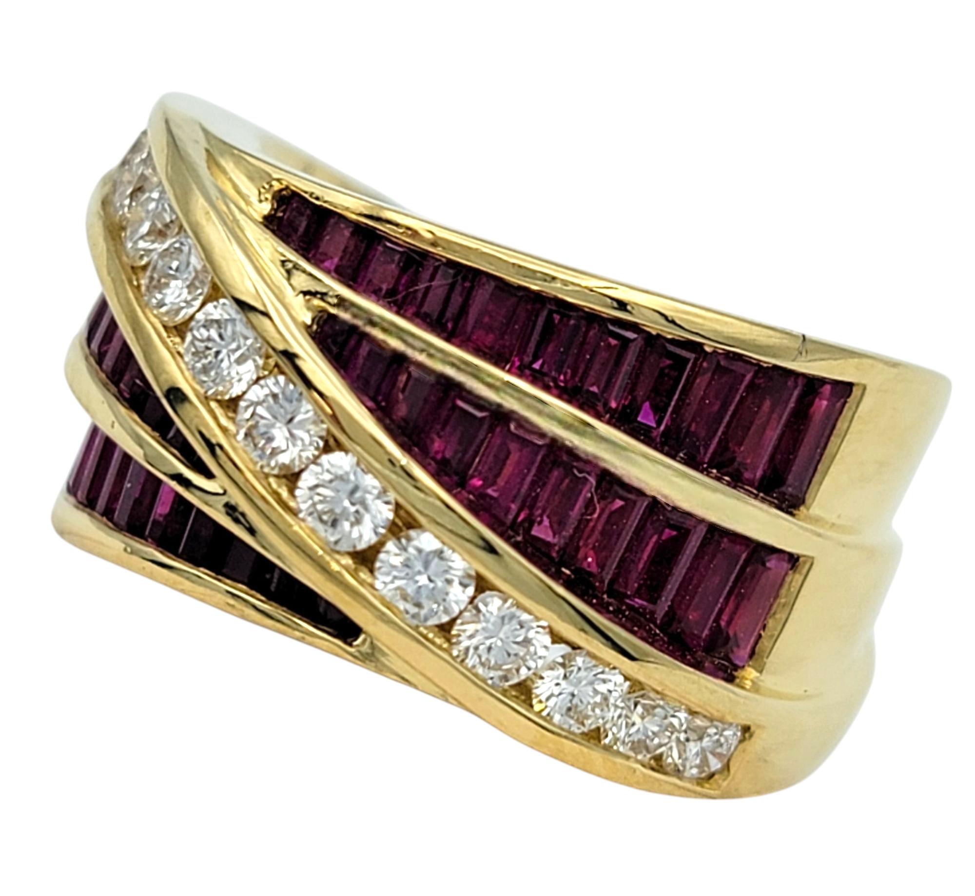 Tamaño del anillo: 7 

Este impresionante anillo de banda cruzada Charles Krypell es una audaz declaración de elegancia, elaborado en oro amarillo de 18 quilates. El diseño presenta un exquisito patrón entrelazado de diamantes brillantes y rubíes