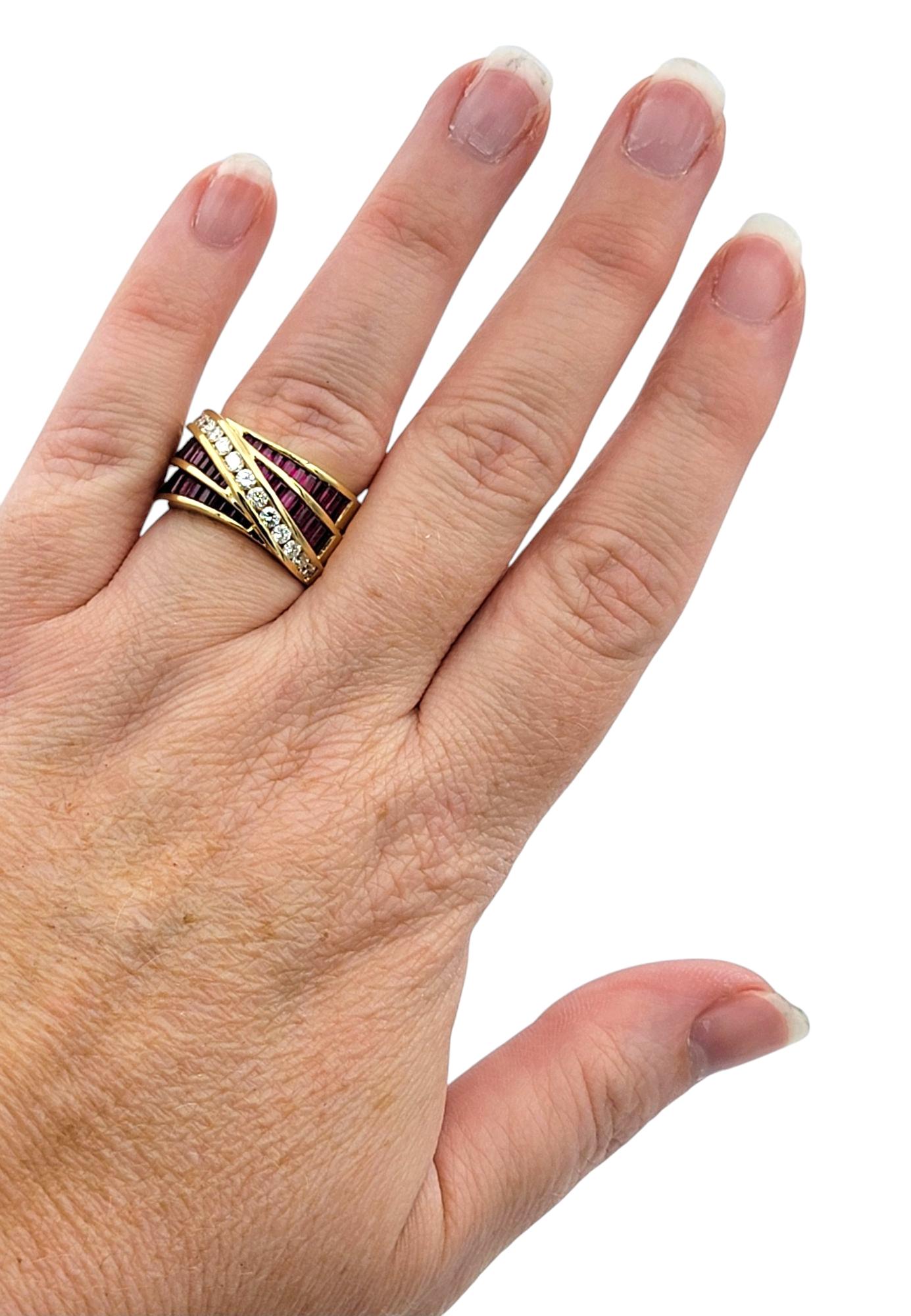 Charles Krypell Anillo Cruzado de Rubíes y Diamantes en Oro Amarillo de 18 Kilates en venta 3