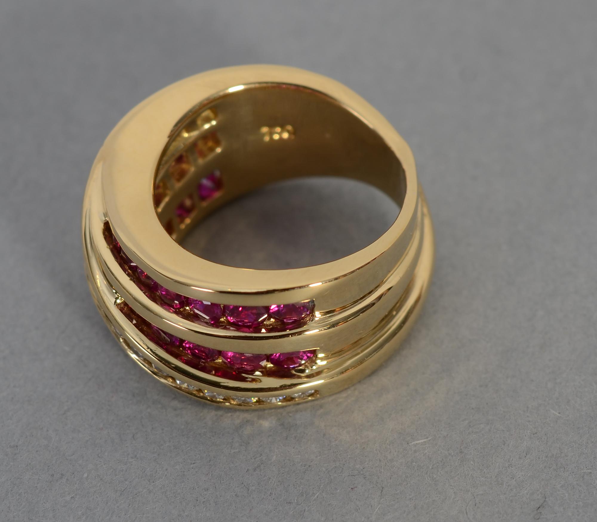 Taille ronde Charles Krypell Bague en or avec rubis et diamants en vente