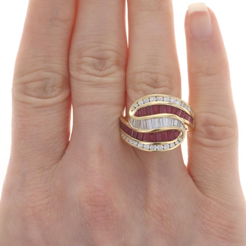 Größe: 9 1/2

Marke: Charles Krypell

Metallgehalt: 18k Gelbgold

Informationen zu Stein
Natürliche Rubine
Behandlung: Heizung
Karat(e): 3,26ctw
Schnitt: Baguette
Farbe: Rosa-rot

Natürliche Diamanten
Karat(e): 1.64ctw
Schliff: Baguette & Runder