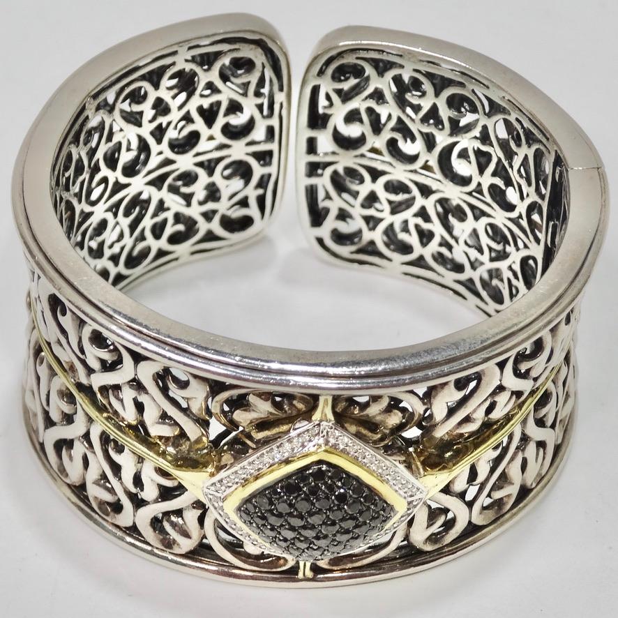 Vous êtes à la recherche de votre prochain bracelet d'appoint ? Ne cherchez plus, Charles Krypell vous couvre ! Ce superbe bracelet de style manchette est composé d'argent sterling gravé de façon complexe et contrasté par de l'or 18K. Le point focal