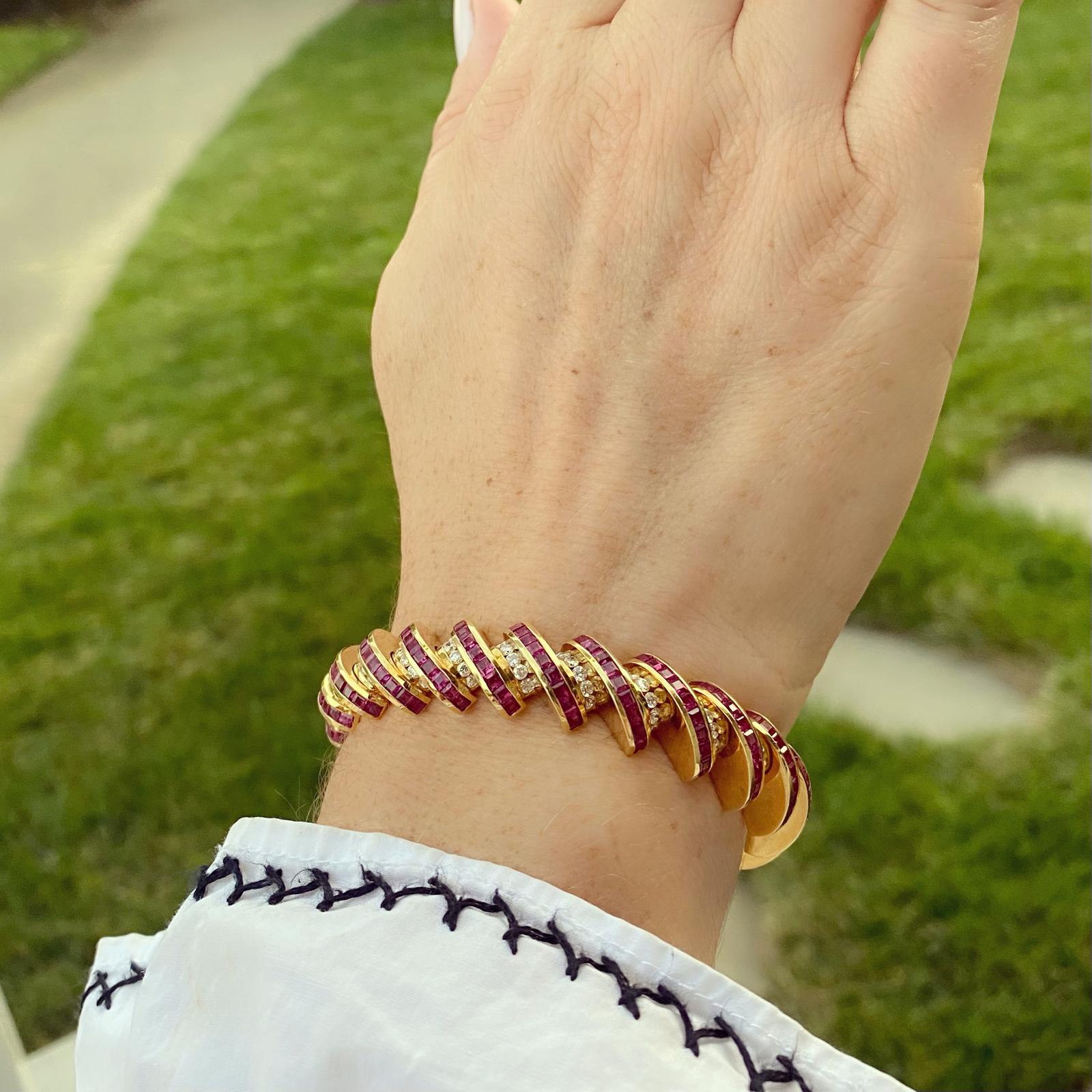 Dieses Armband aus 18-karätigem Gold des international renommierten Designers Charles Krypell hat ein architektonisches Design, das aus gewölbten Gliedern besteht, die strategisch auf zwei Ebenen angeordnet sind und so einen dimensionalen Look