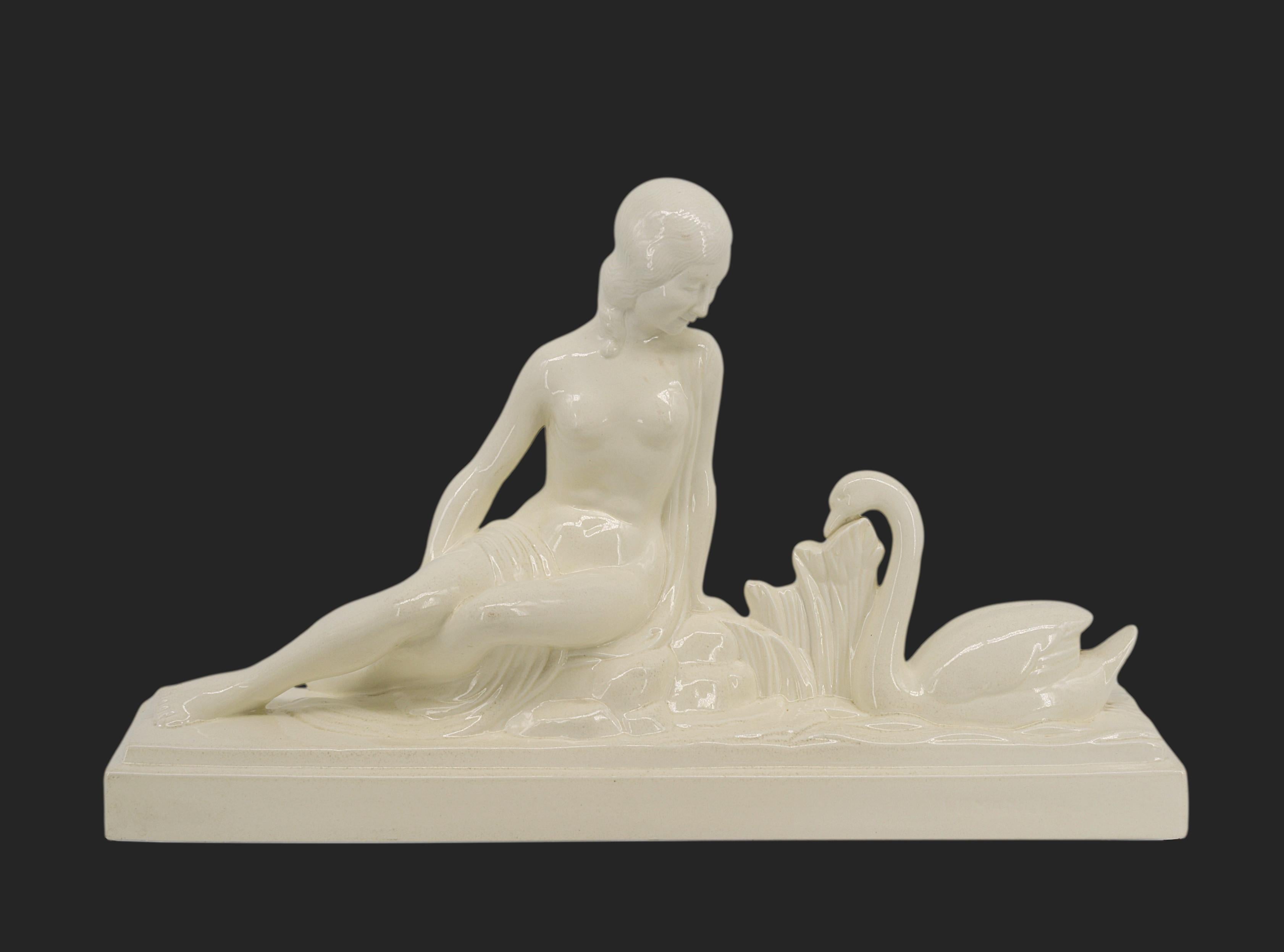Scultura in ceramica Art Deco Leda e il Cigno di Charles Lemanceau a Sainte Radegonde, Francia, anni Venti. Leda e il cigno. Illustrato nel catalogo Sainte Radegonde, pagina #2 (vedi foto). Larghezza: 58 cm, Altezza: 34 cm, Profondità: 14 cm.