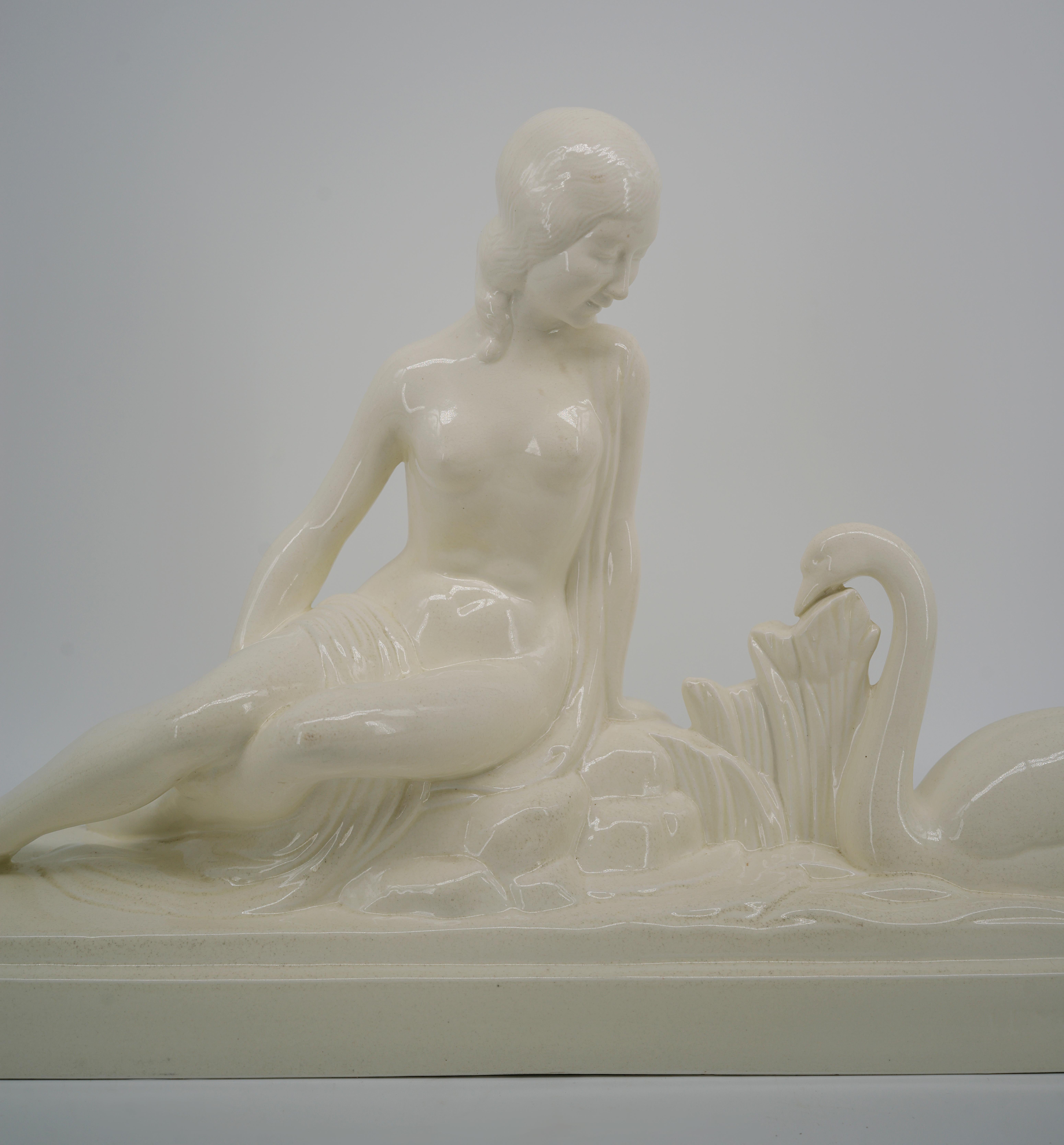 Inizio XX secolo Charles Lemanceau Scultura di Leda e il Cigno in ceramica, 1920 in vendita