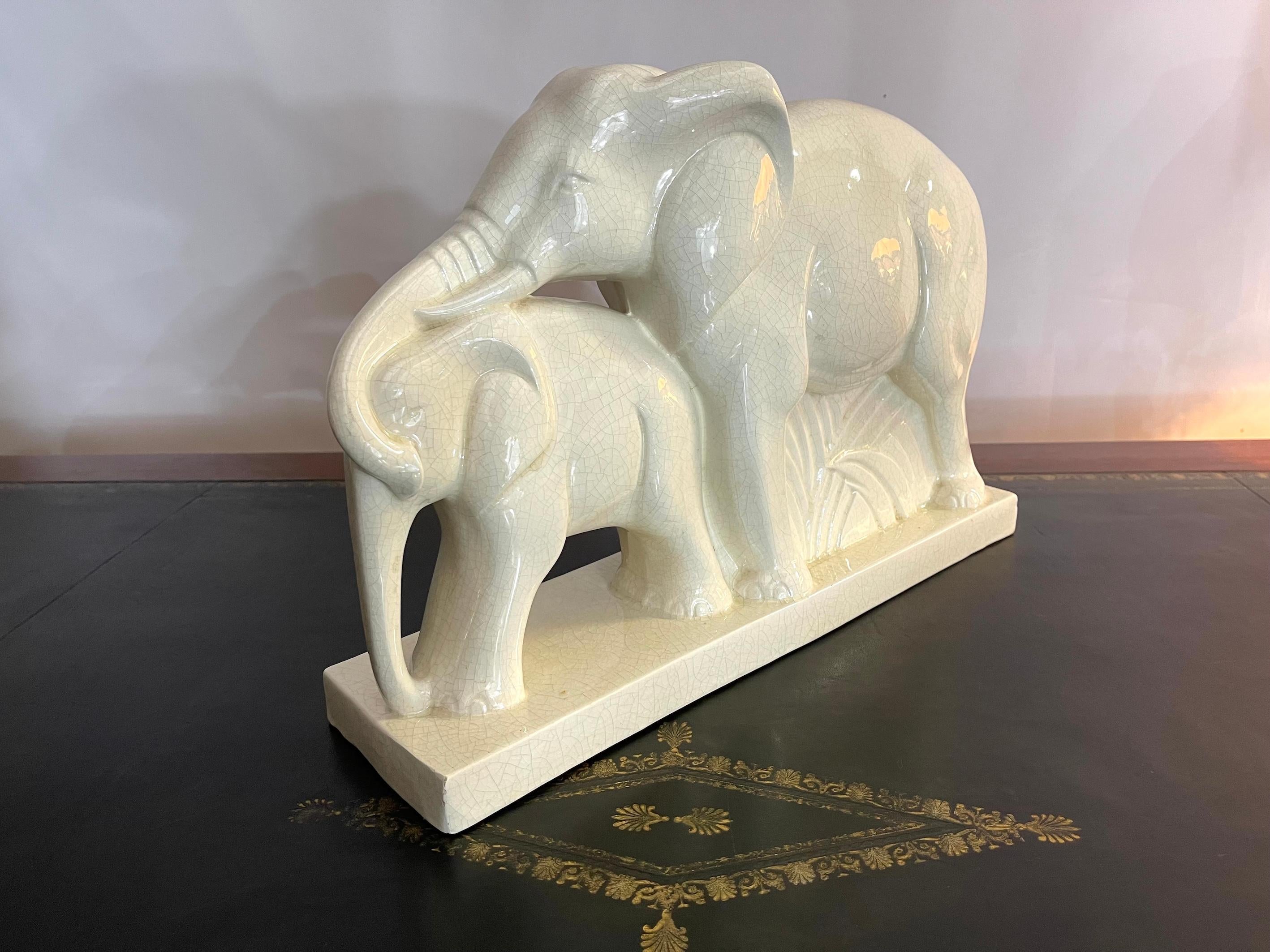 Éléphant cubiste de Charles Lemanceau et sa progéniture fissurée.

Céramique Art Déco à glaçure craquelée crème.

Saint-Clément, France ca. 1930

Bibliographie : 'Craqueles - Les animaux en céramique 1920-1940' par Patrick Malaureile. Craquelés Art