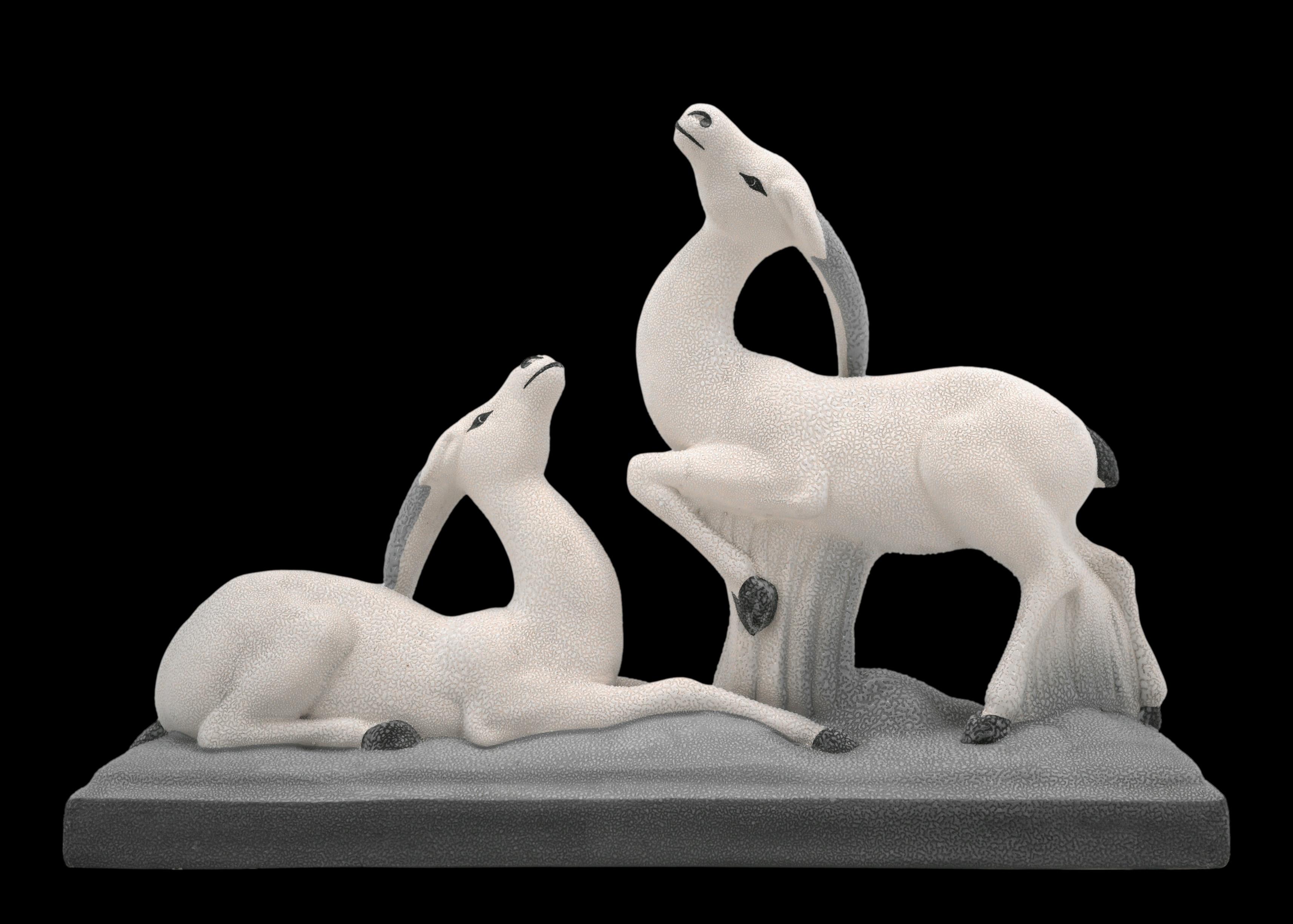 Sculpture de couple d'antilopes de l'Art déco français, réalisée par Charles LEMANCEAU à Sainte-Radegonde, France, 1930. Illustré dans le catalogue de Sainte-Radegonde, page #8 (voir photo). Mesures : Largeur : 19.1