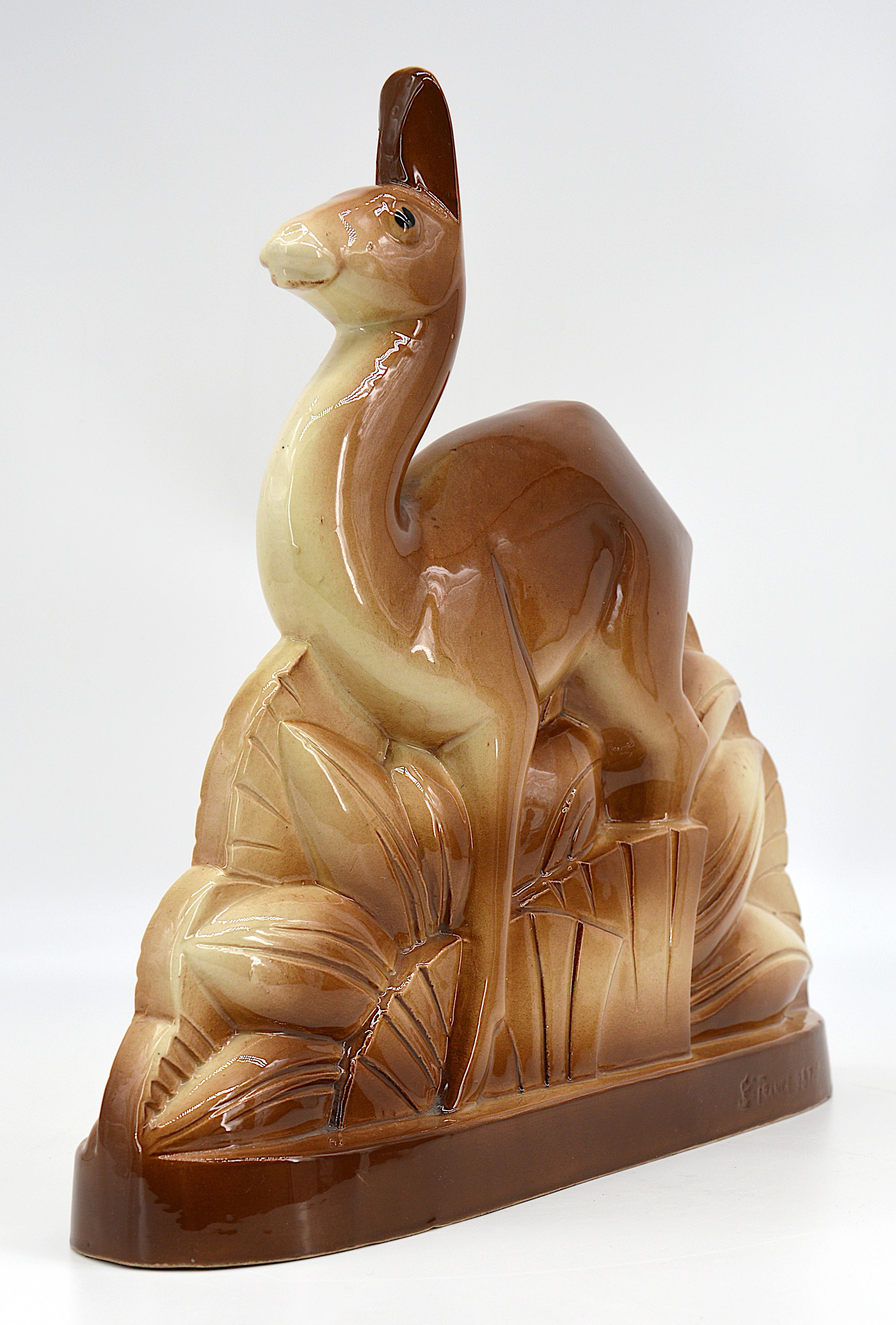 Sculpture Art déco en forme de lama réalisée par Charles Lemanceau à Saint-Clément (Luneville), France, 1930. Céramique française Art Déco. Dimensions : largeur : 14,7