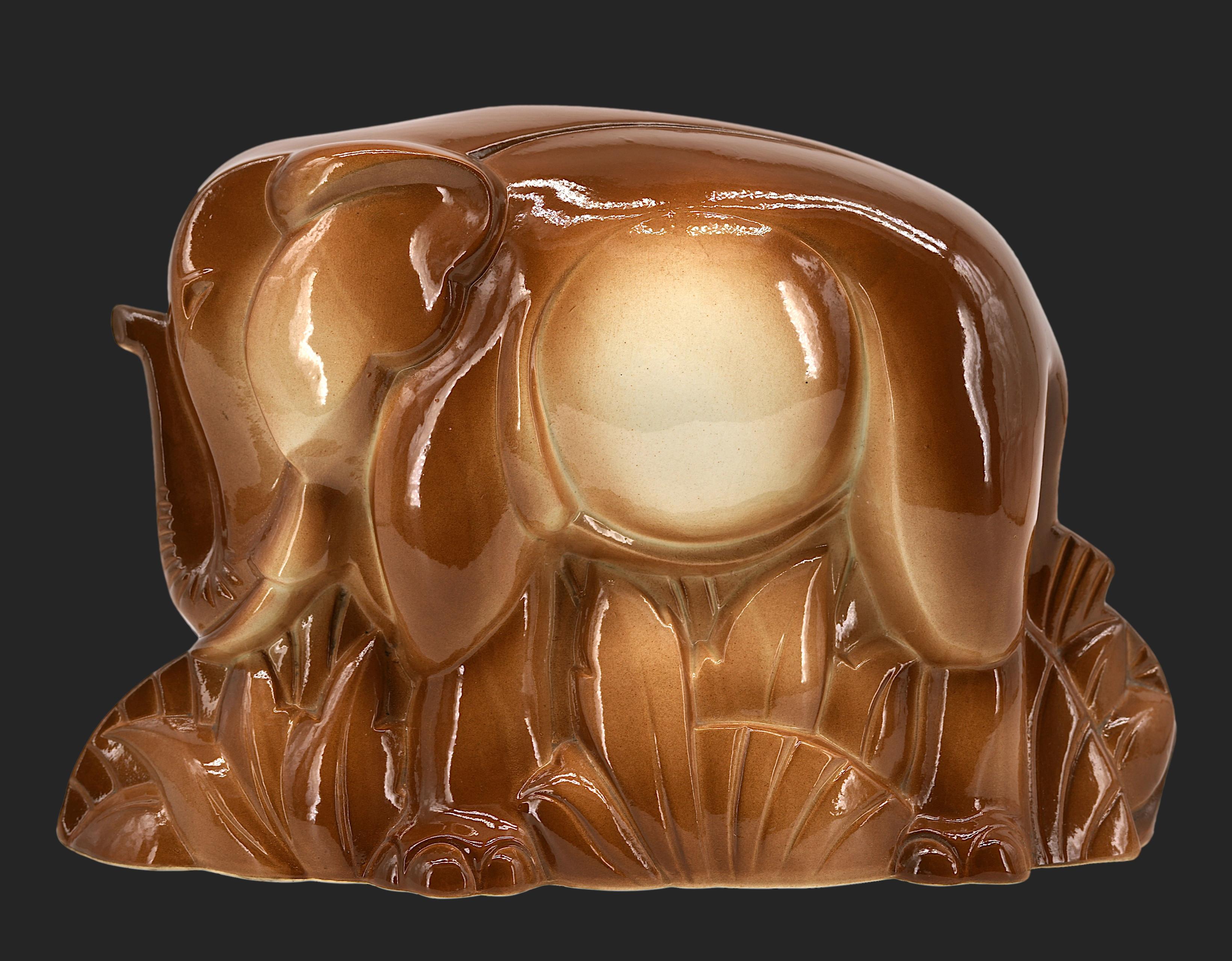 Scultura di elefante Art Deco francese di Charles Lemanceau per Saint Clément, anni '20.

Scultura di elefante in ceramica Art Deco francese disegnata da Charles Lemanceau e prodotta da Saint Clément (Lunéville, Francia) negli anni Venti. Questa è