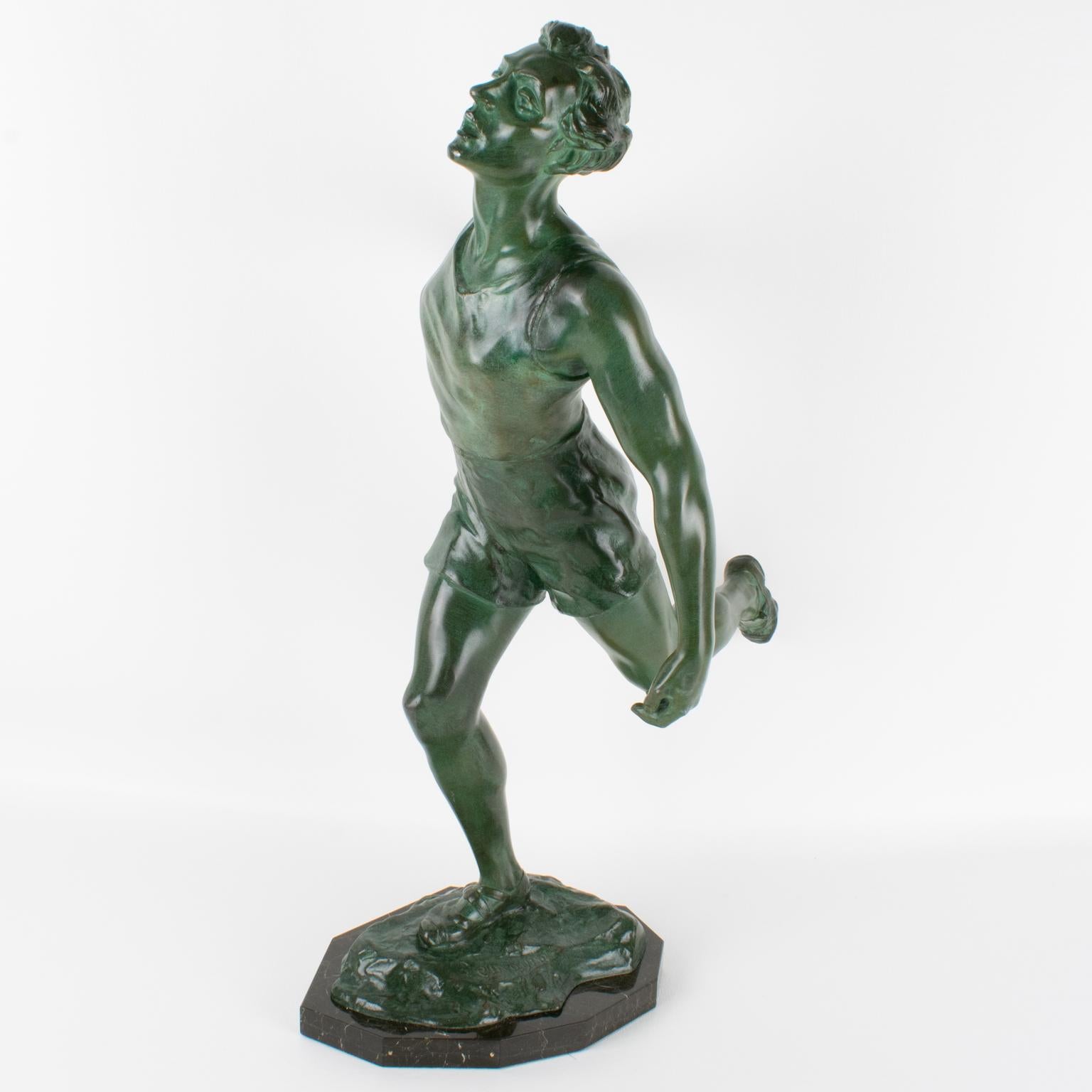 L'artista francese Charles Lemoyne ha progettato questa splendida scultura alta di cimeli sportivi. La statuetta vanta un corridore di traguardo in bronzo fuso. Il tipico modello Art Deco è dettagliato e ha una forte presenza. Questo pezzo presenta