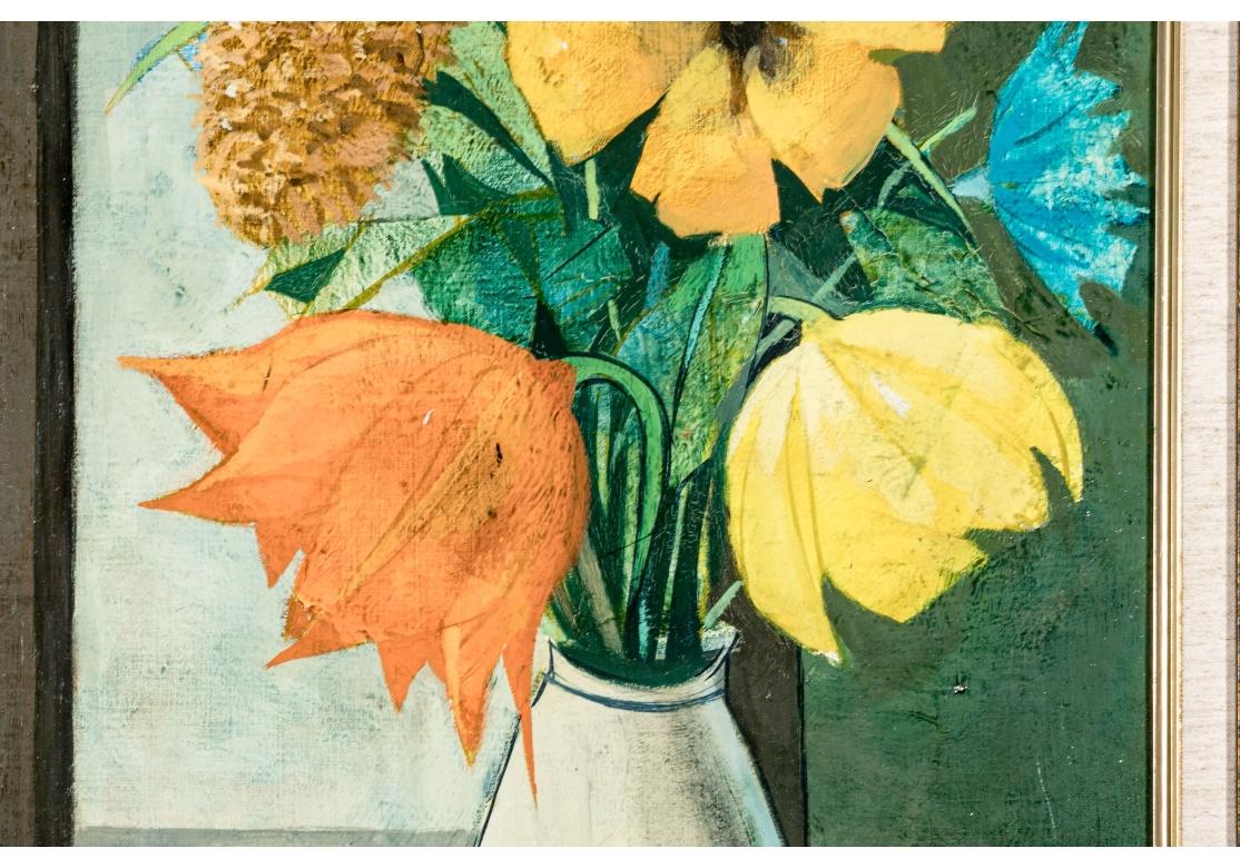 Huile sur toile représentant un bouquet dans un vase blanc sur une table couverte de bleu près de la fenêtre ouverte. La fenêtre ouverte révèle une lumière vive et une balustrade à volutes.
Présenté dans un cadre en bois sculpté et doré avec lin et