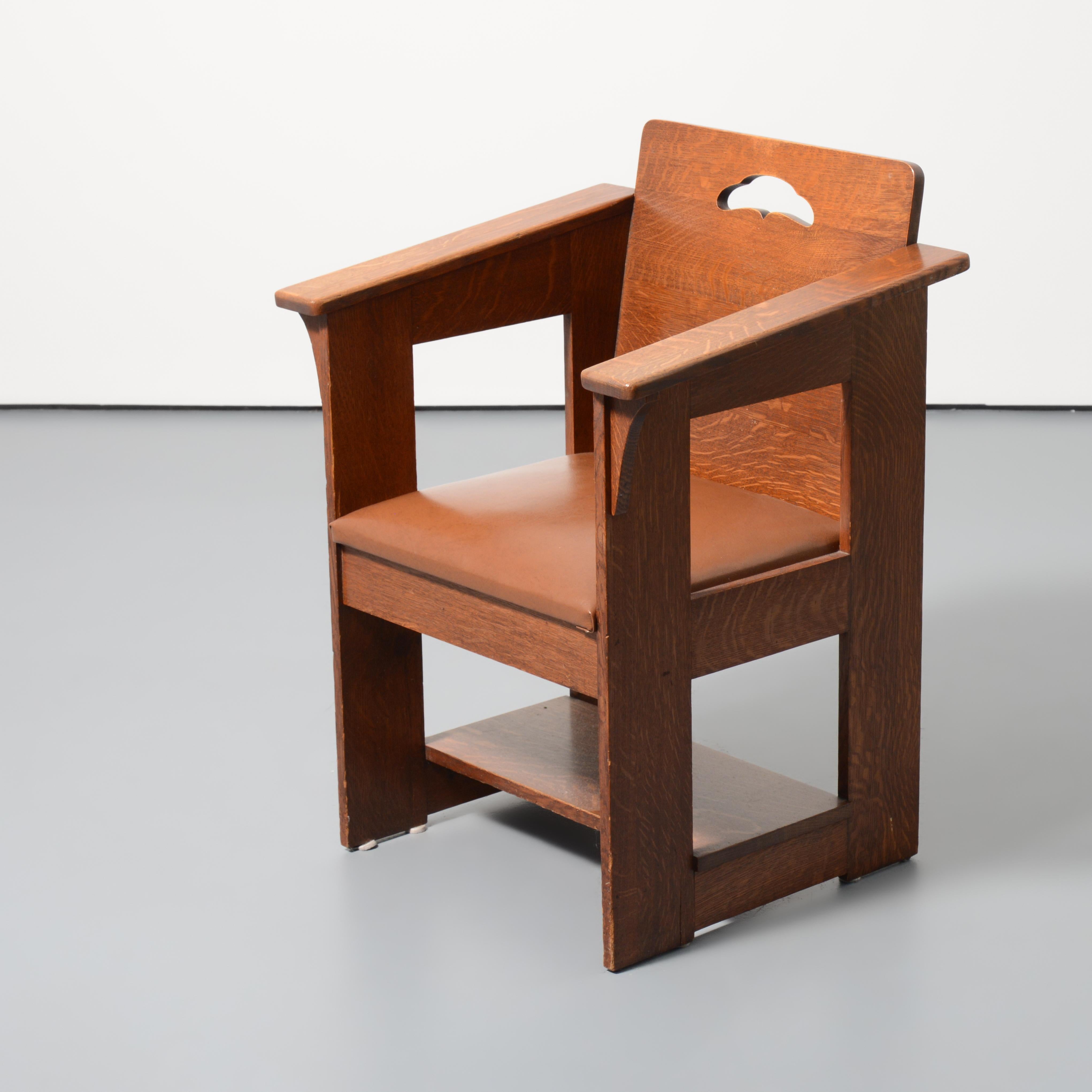 Artista/Designer; Produttore: Charles P. Limbert (1854-1923); Charles P. Limbert Co.
Contrassegni; note: firmato (marchiato)
Materiali: quercia affumicata, pelle
Dimensioni (H, L, P): 34 