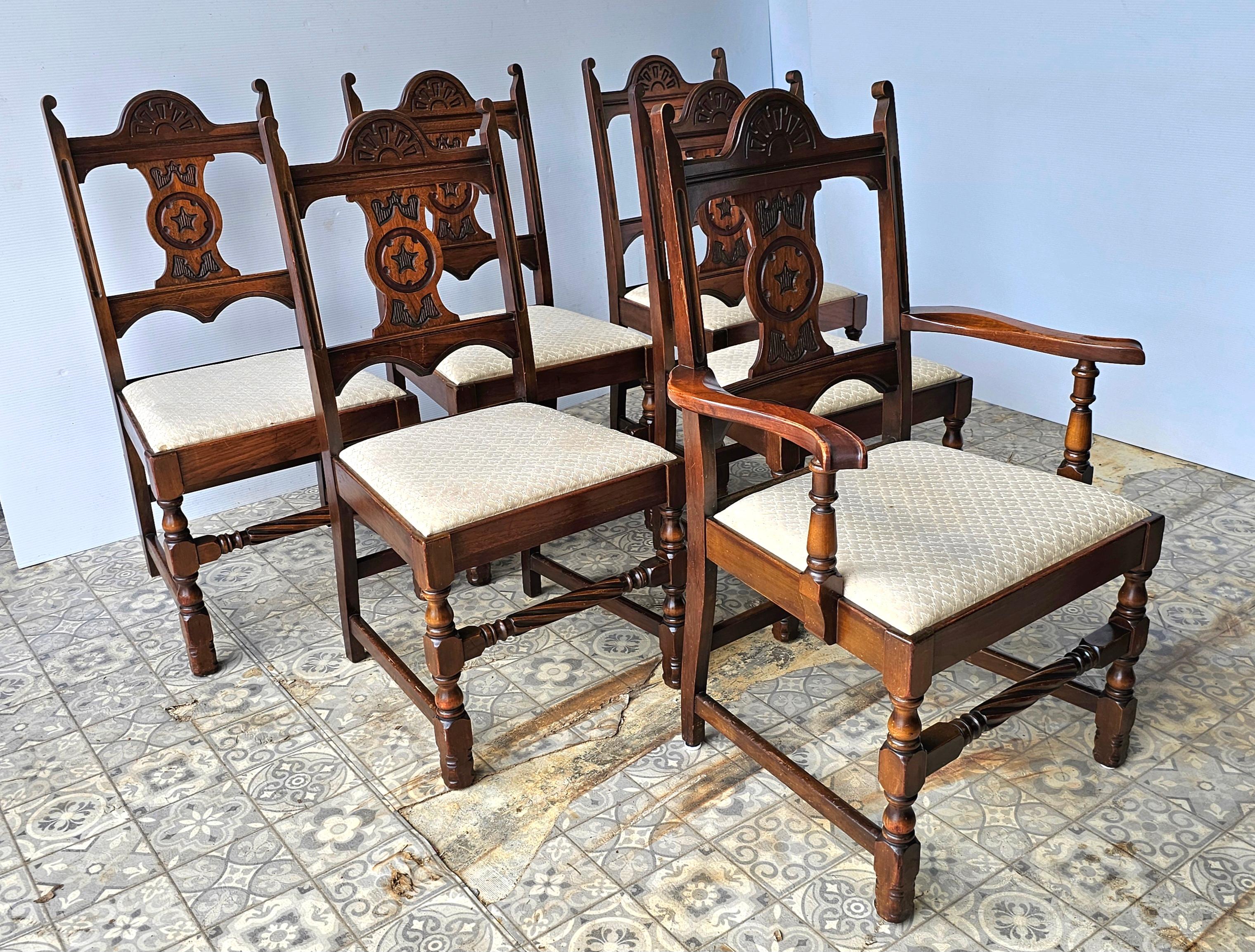 Suite da sala da pranzo in stile Jacobean Walnut di Charles Limbert, C.C. 1916 in vendita 5