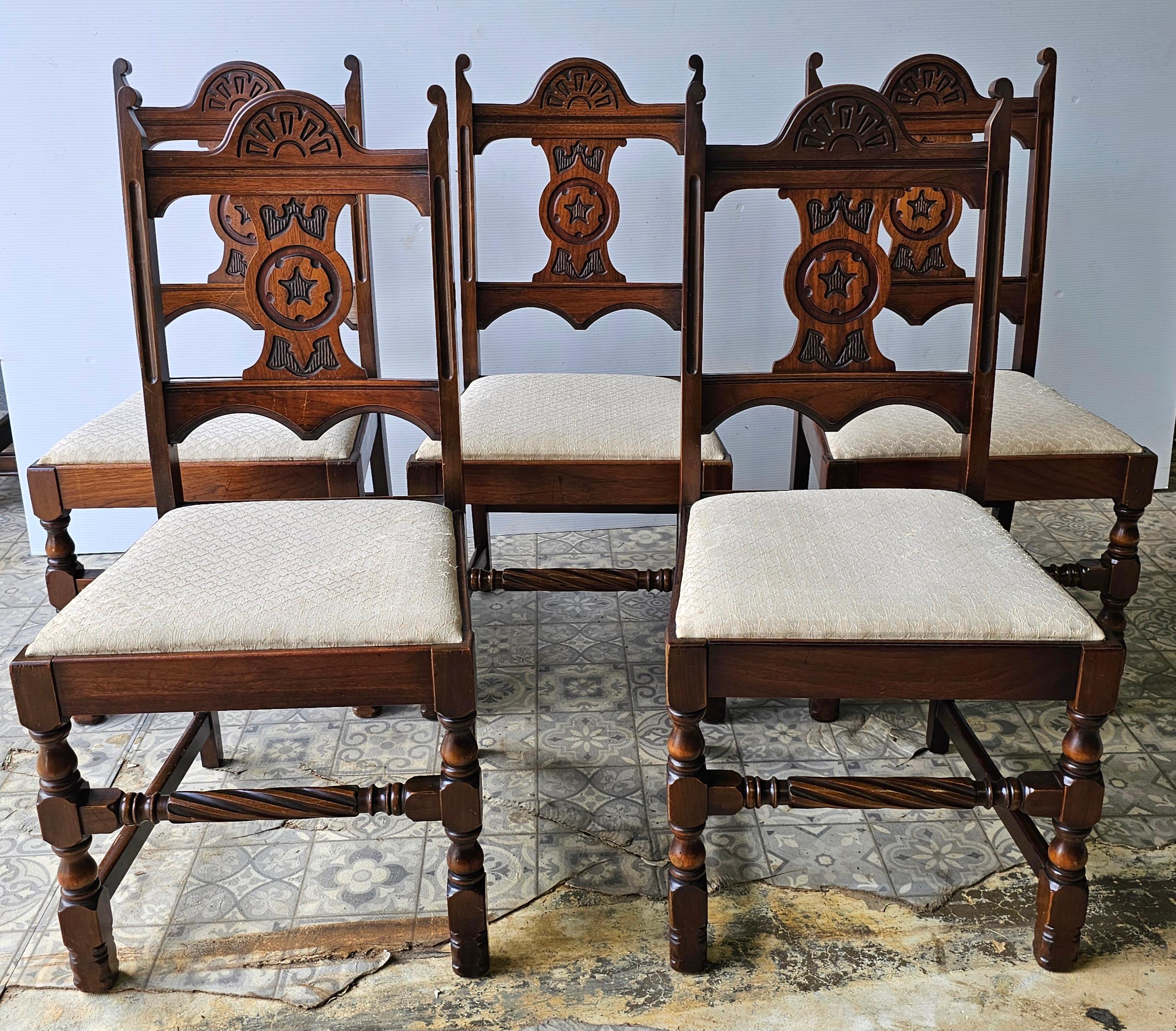 Suite da sala da pranzo in stile Jacobean Walnut di Charles Limbert, C.C. 1916 in vendita 6