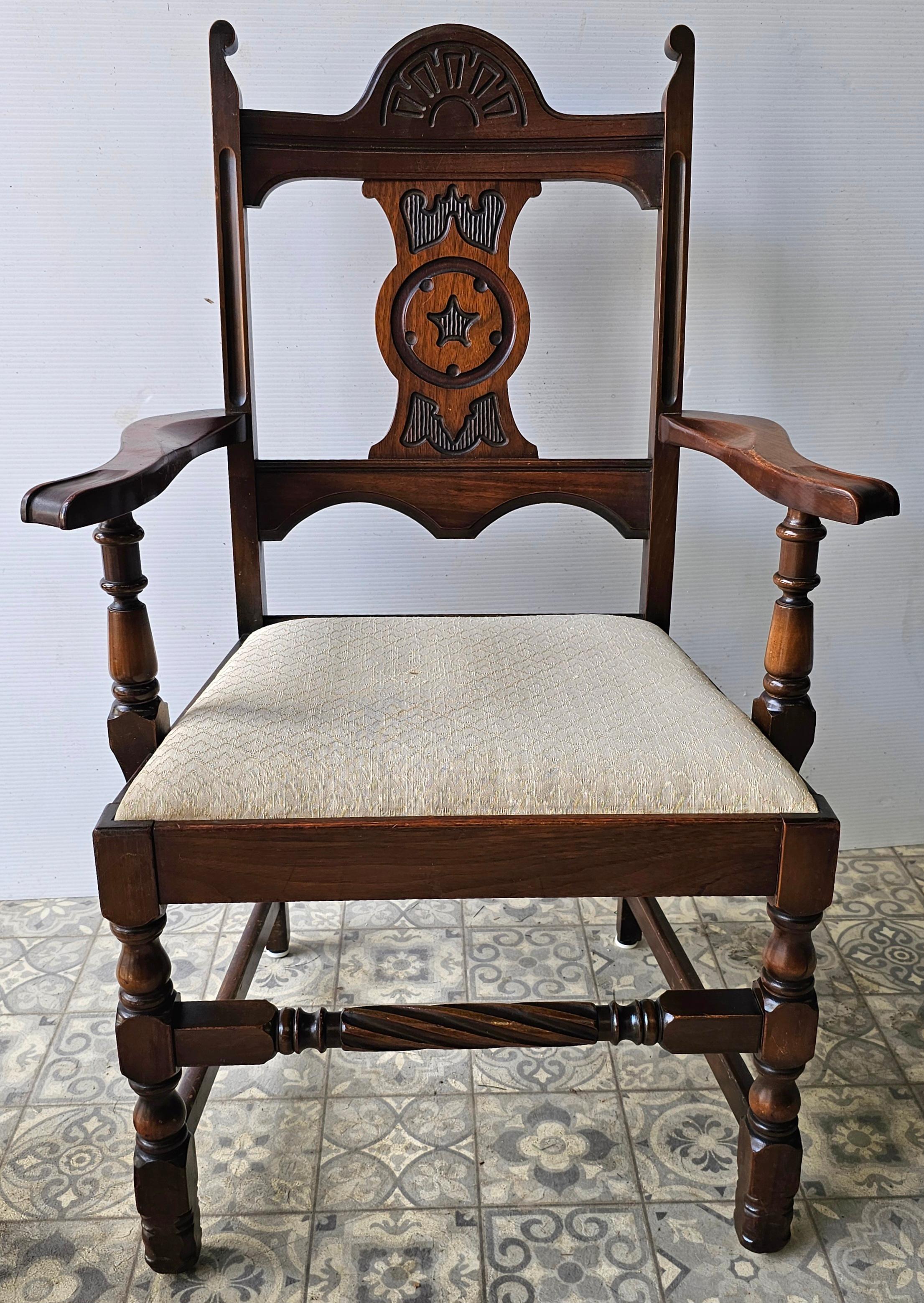 Suite da sala da pranzo in stile Jacobean Walnut di Charles Limbert, C.C. 1916 in vendita 7