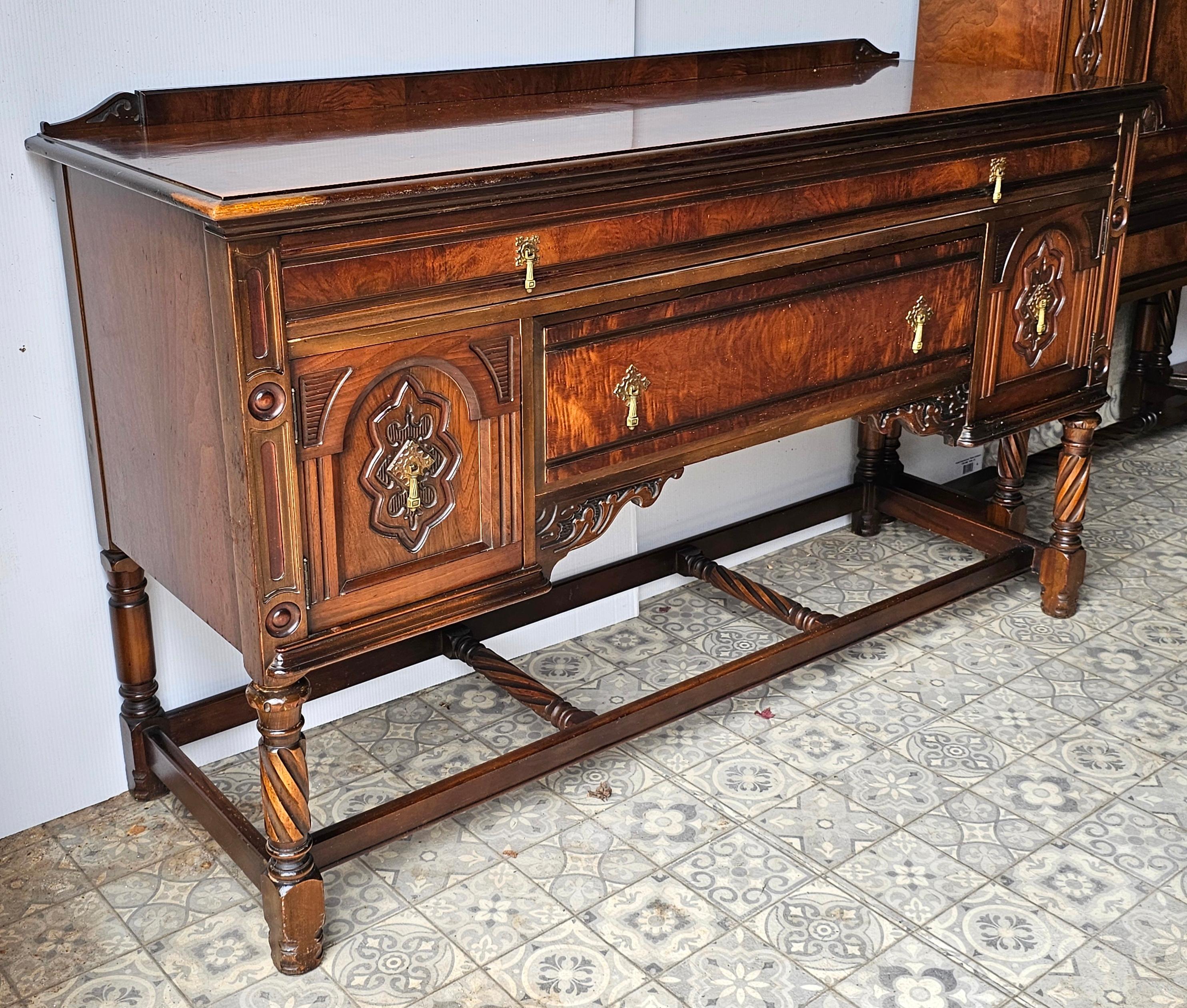 Suite da sala da pranzo in stile Jacobean Walnut di Charles Charles Limbert Co, circa 1916 - 1918.
Suite Incredibilmente tenuto insieme per oltre un secolo, questo set è composto da:

-Un tavolo da pranzo allungato con un incredibile piano in noce
