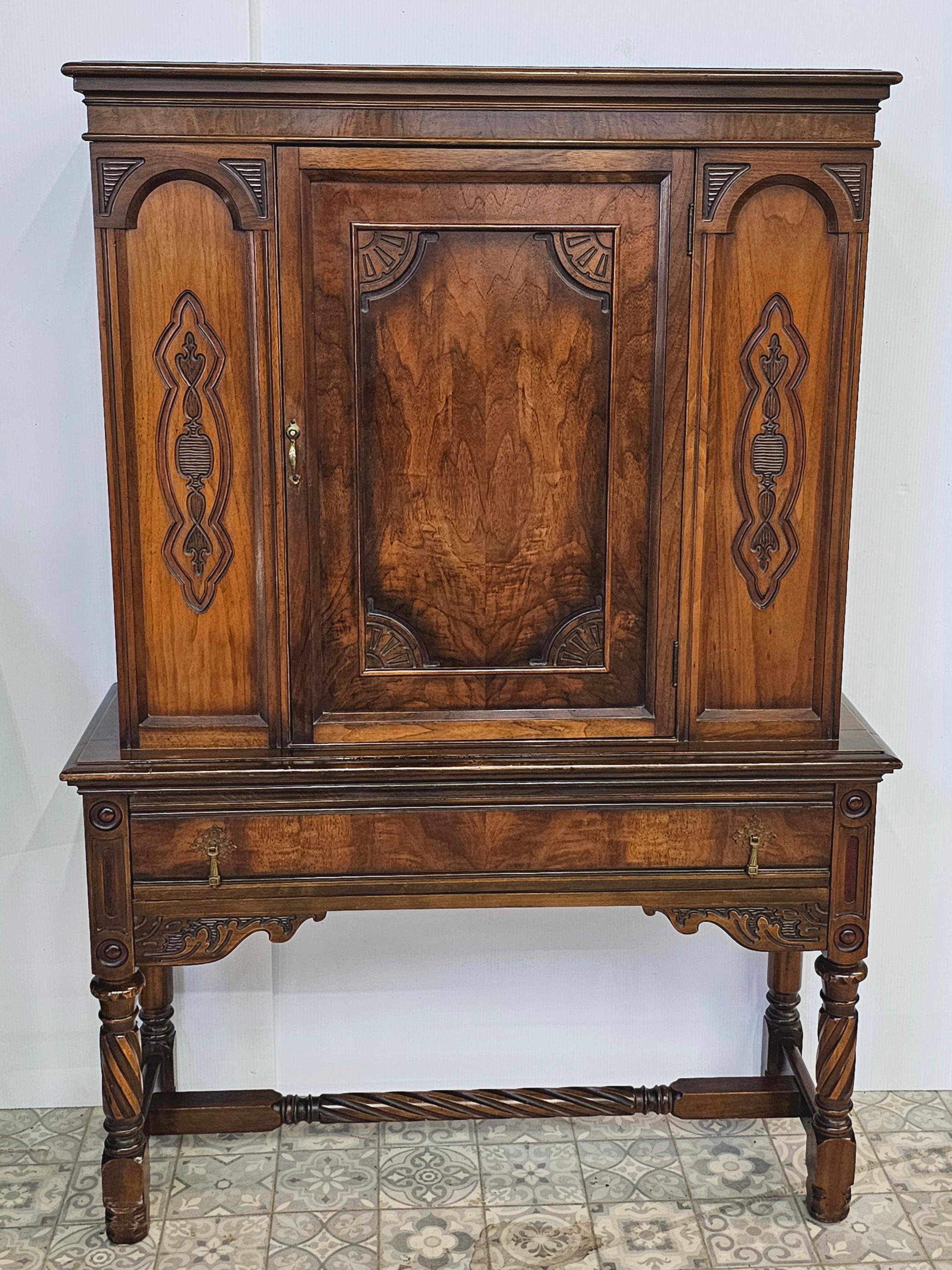 Altro Suite da sala da pranzo in stile Jacobean Walnut di Charles Limbert, C.C. 1916 in vendita