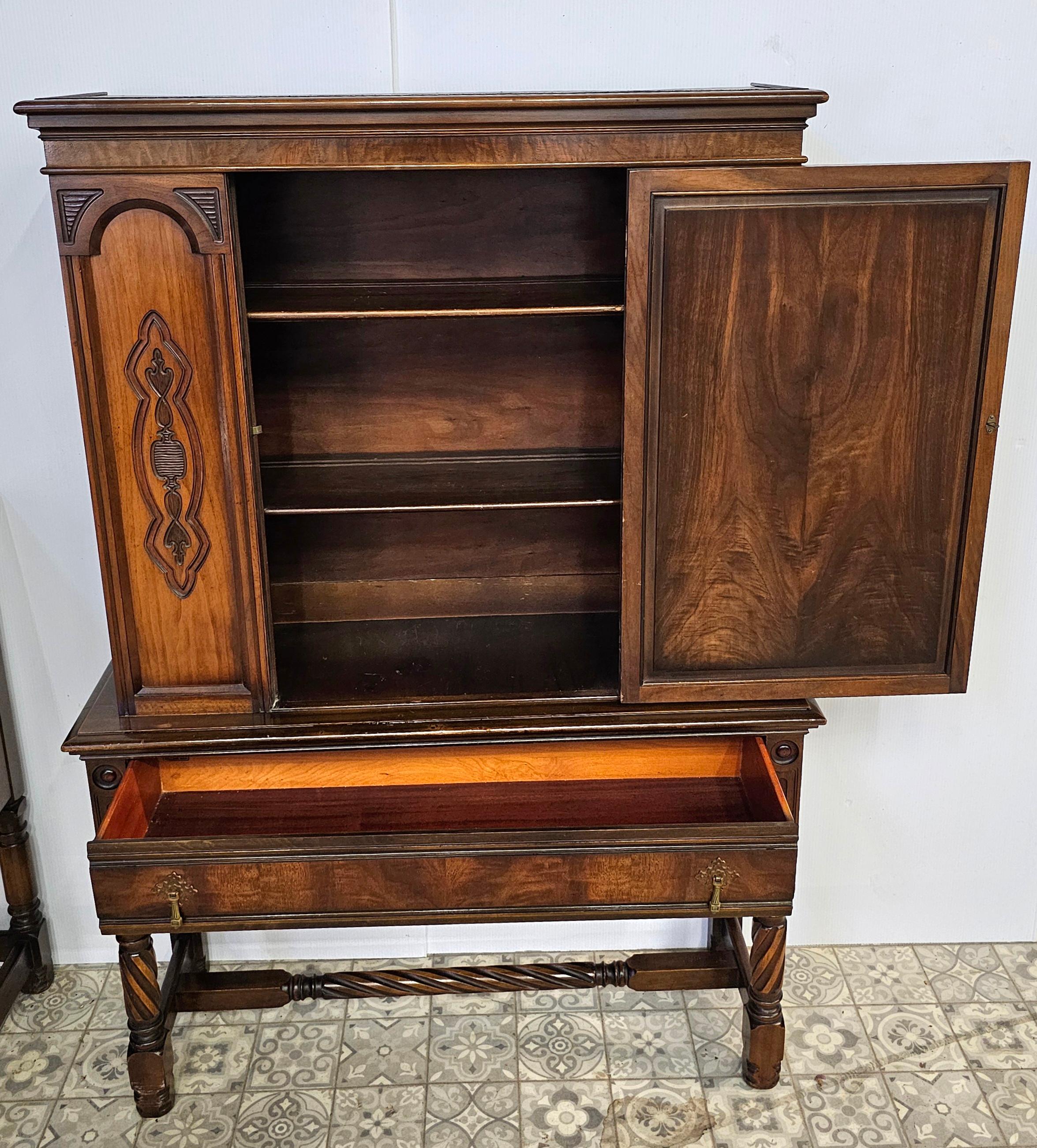 Suite da sala da pranzo in stile Jacobean Walnut di Charles Limbert, C.C. 1916 In condizioni buone in vendita a Germantown, MD