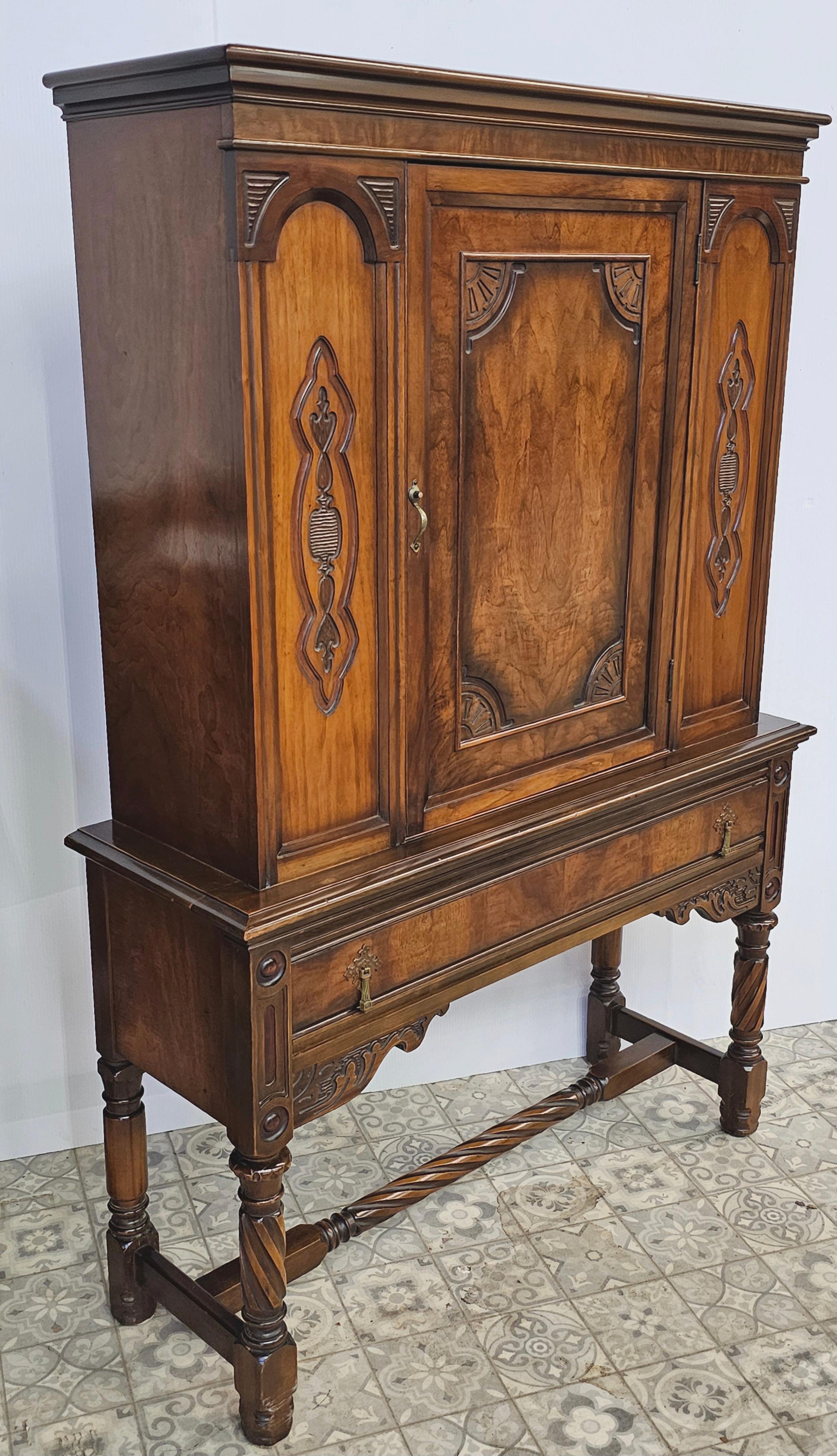 XX secolo Suite da sala da pranzo in stile Jacobean Walnut di Charles Limbert, C.C. 1916 in vendita