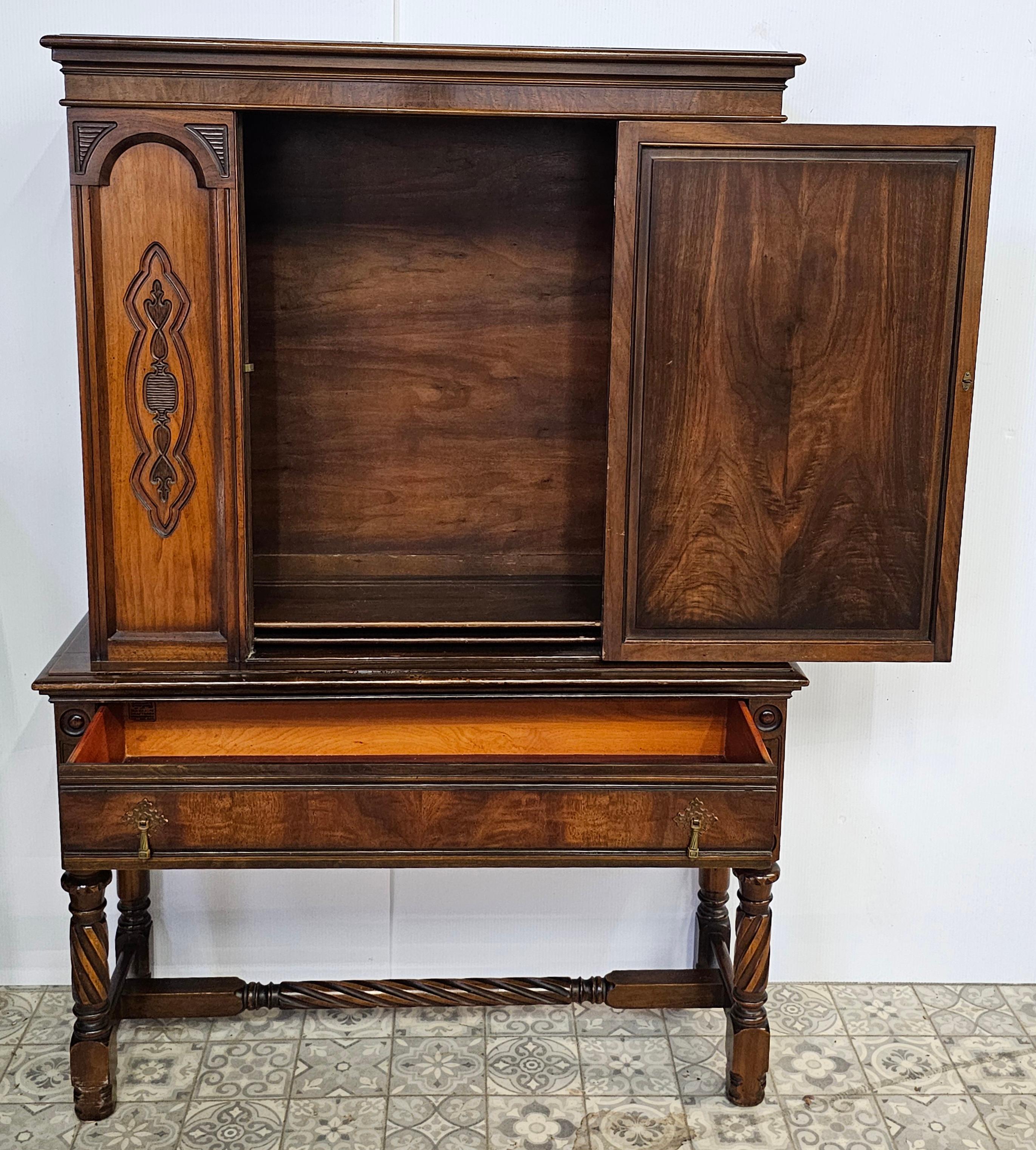 Mogano Suite da sala da pranzo in stile Jacobean Walnut di Charles Limbert, C.C. 1916 in vendita