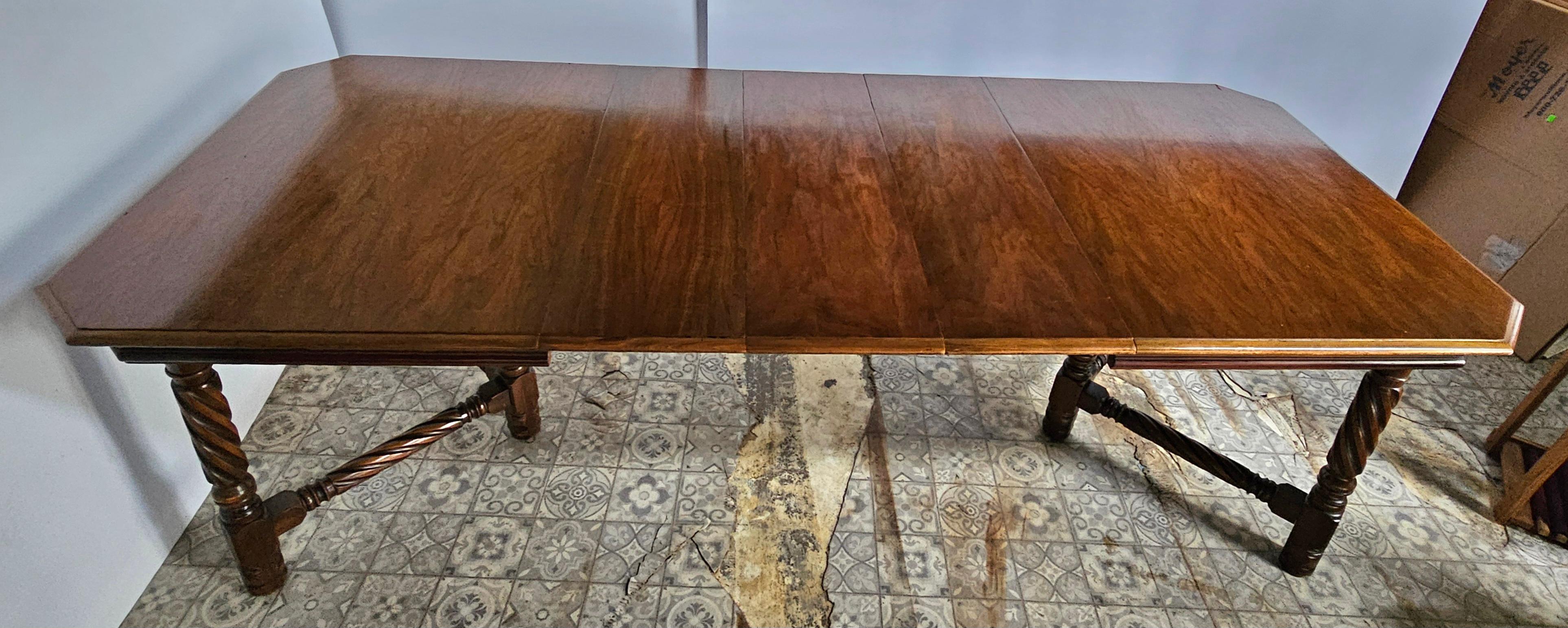 Suite da sala da pranzo in stile Jacobean Walnut di Charles Limbert, C.C. 1916 in vendita 1