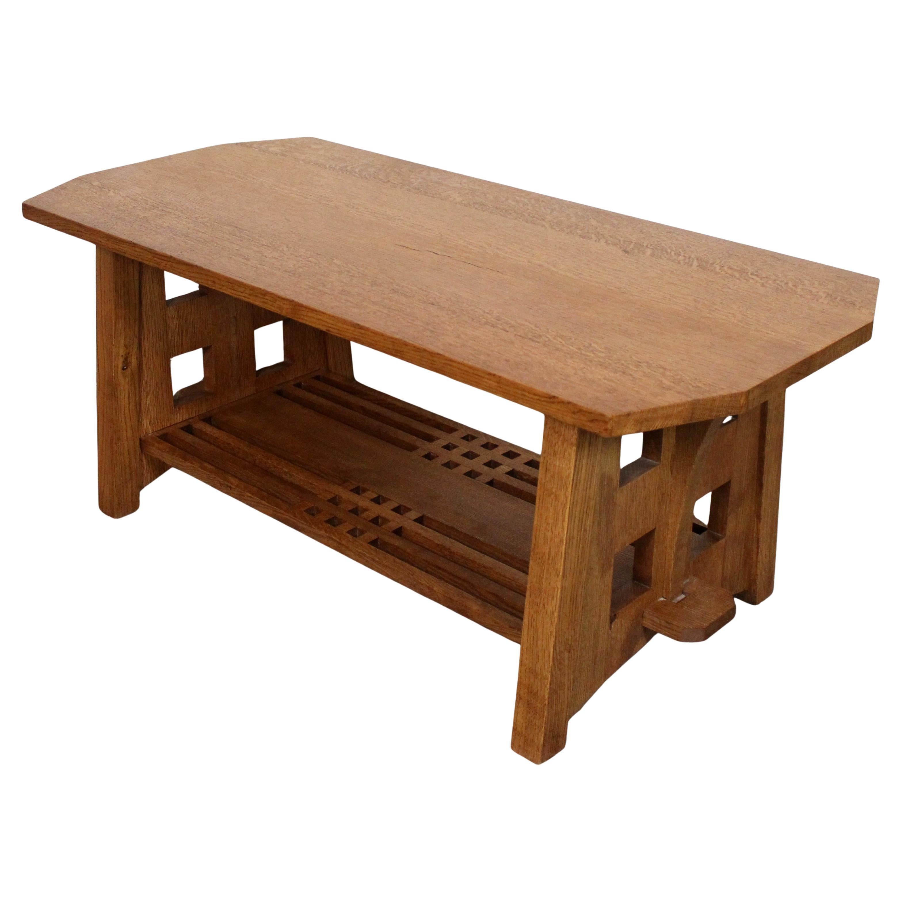 Table basse en noyer de style Charles Limbert en vente